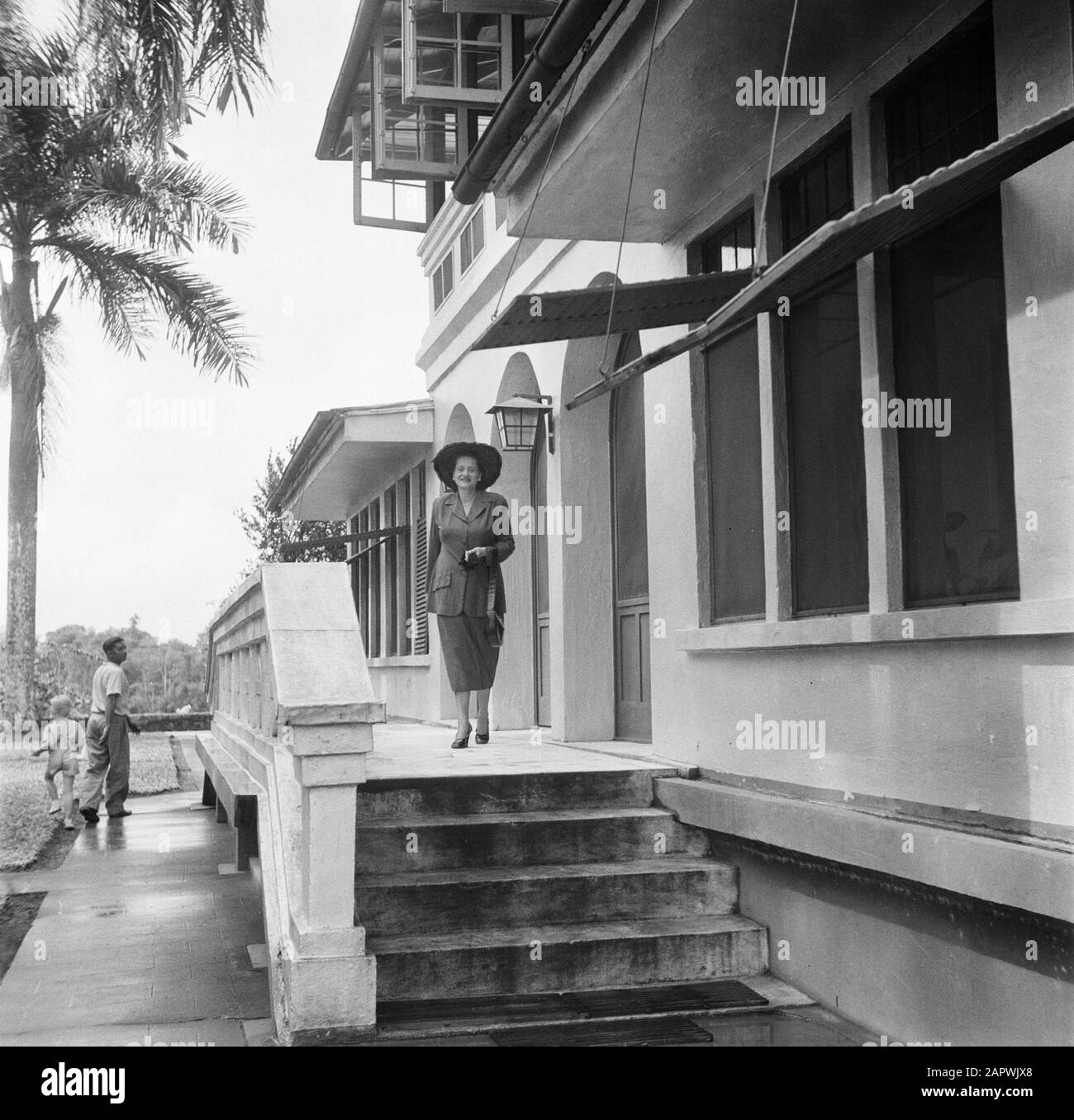 Voyage au Suriname et aux Antilles néerlandaises Mme JO de Greve pour 'Casa Blanca' à Moengo Annotation: R.J. de Greve a été directeur de la Société de Bauxite du Suriname à Moengo Date: 1947 lieu: Moengo, Suriname mots clés: Femmes, maisons Nom personnel: Greve, JO de Banque D'Images