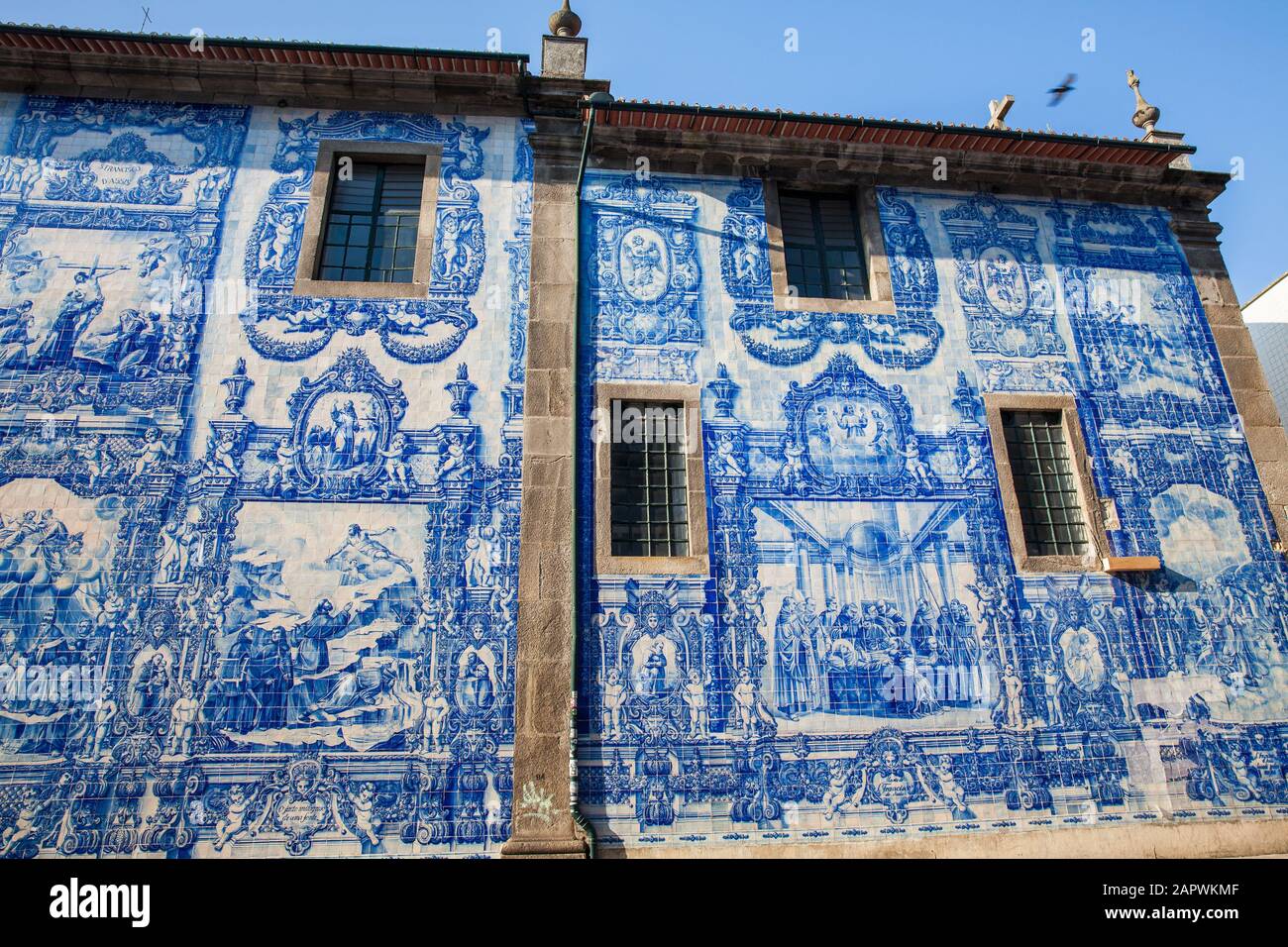 Porto, PORTUGAL - MAI 2018: Beau mur ancien de la Chapelle des Souls de Santa Catarina décoré avec des azulejos portugais traditionnels Banque D'Images