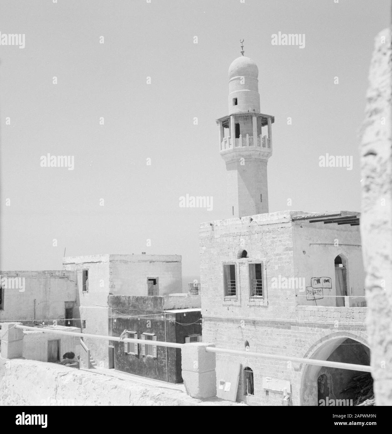 Israël 1964-1965: Apollonia (Arsuf), Al-Haram Minaret de la Mosquée Sidna Ali dans l'ancien village d'Al-Haram Annotation: Al-Haram est un village arabe dans le district de Jaffa, en bordure des ruines de l'ancienne ville d'Apollonia (également connue sous le nom d'Arsuf) Date: 1964 lieu: Al-Haram, Israël mots clés: Architecture, villages, Islam, dômes, minarets, mosquées, murs, panoramas, tours Banque D'Images