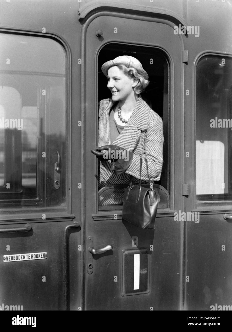 Publicité Photography Model Eva Waldschmidt à la porte d'un train coupé Annotation: Peut-être la publicité pour la marque de cigarette État du Nord Date: 1932 mots clés: Mesdames, trains Nom personnel: Waldschmidt, Eva Banque D'Images