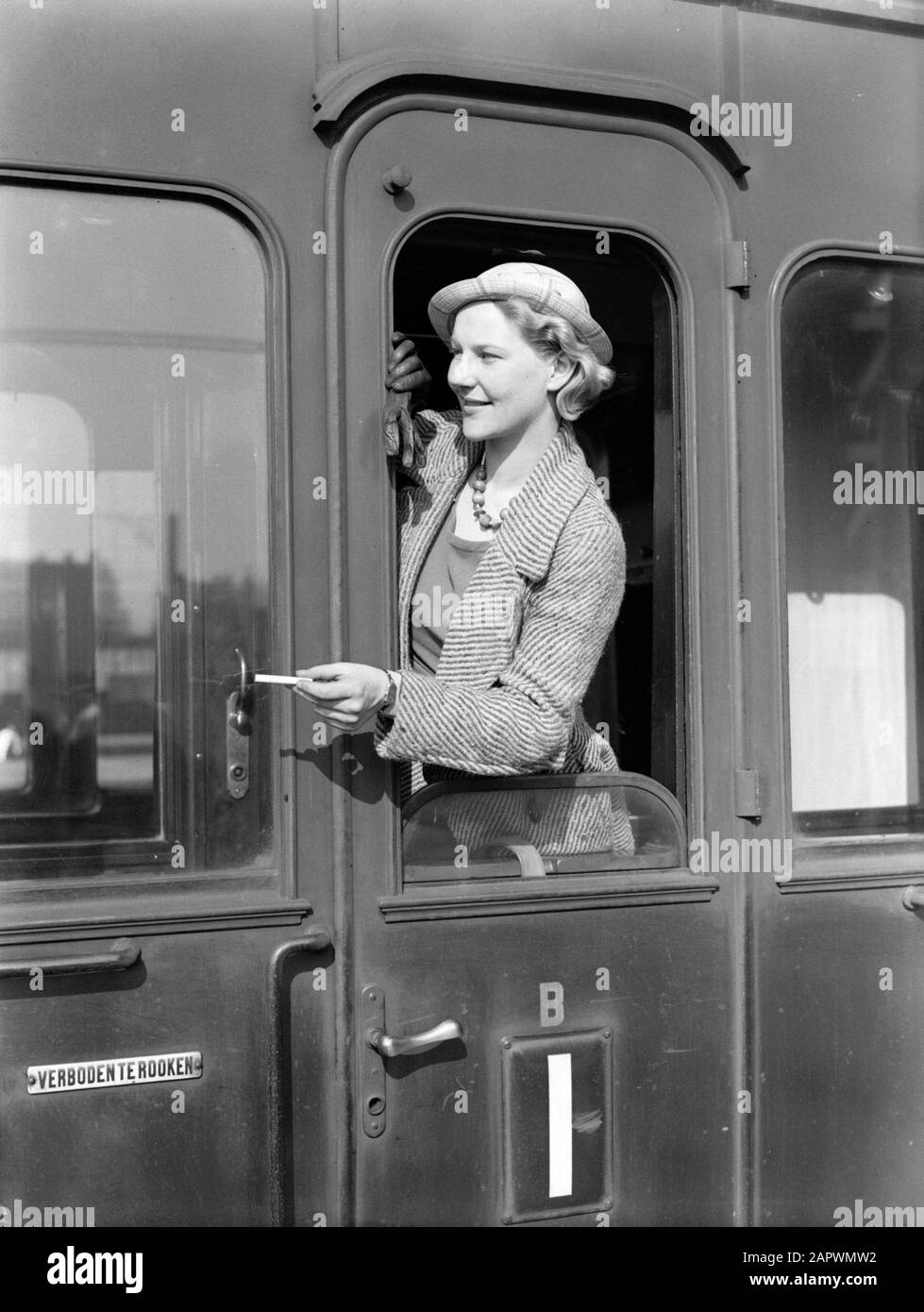 Publicité Photography Model Eva Waldschmidt à la porte d'un coupé de train prend une cigarette Annotation: Peut-être la publicité pour la marque de cigarette État du Nord Date: 1932 mots clés: Mesdames, trains Nom personnel: Waldschmidt, Eva Banque D'Images
