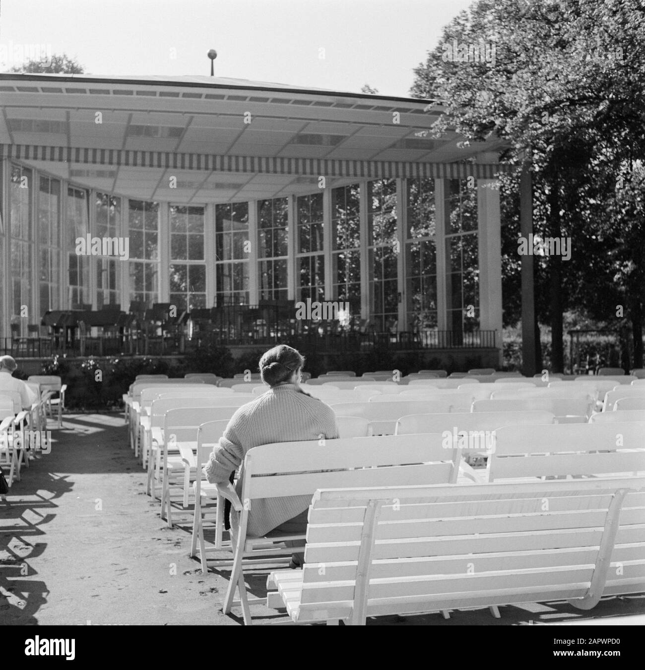 Hohenloher Land Music Pavilion avec des armoires/chaises pour les auditeurs du Kurpark à Bad Mergentheim Date: Septembre 1953 lieu: Bad Mergentheim, Baden-Württemberg, Allemagne, Allemagne de l'Ouest mots clés: Sites de réparation, kiosques, parcs, public Banque D'Images
