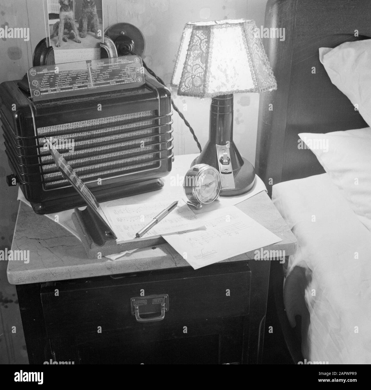Rudolf Nelson célèbre le 75ème anniversaire de La table De Chevet du comédien allemand et compositeur Rudolf Nelson (4 avril 1878 - 5 février 1960) dans sa chambre d'hôtel à l'hôtel Schiller à Amsterdam: Radio, crayon et papier à portée Annotation: L'hôtel Schiller est situé à la Rembrandtplein Date: 1 octobre 1952 lieu: Amsterdam, Noord-Holland mots clés : cabarets, compositeurs, ensembles de radio Nom personnel : Nelson, Rudolf Banque D'Images