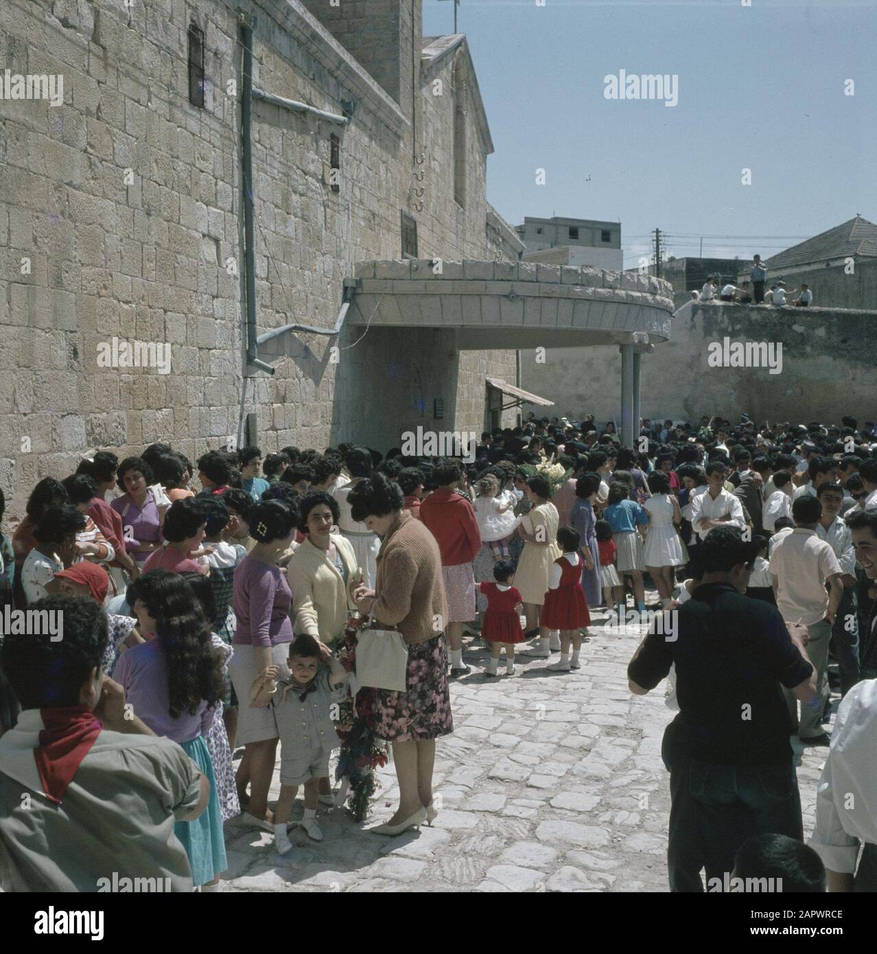 Nazareth. Croyants orthodoxes grecs sur les morses de Pâques en attente d'une procession au Mariabron sur la piste de l'Église de l'énonciation (Église de Saint Gabriel) Date: Non daté lieu: Israël, Nazareth mots clés: Enfants, vacances religieuses, femmes Banque D'Images