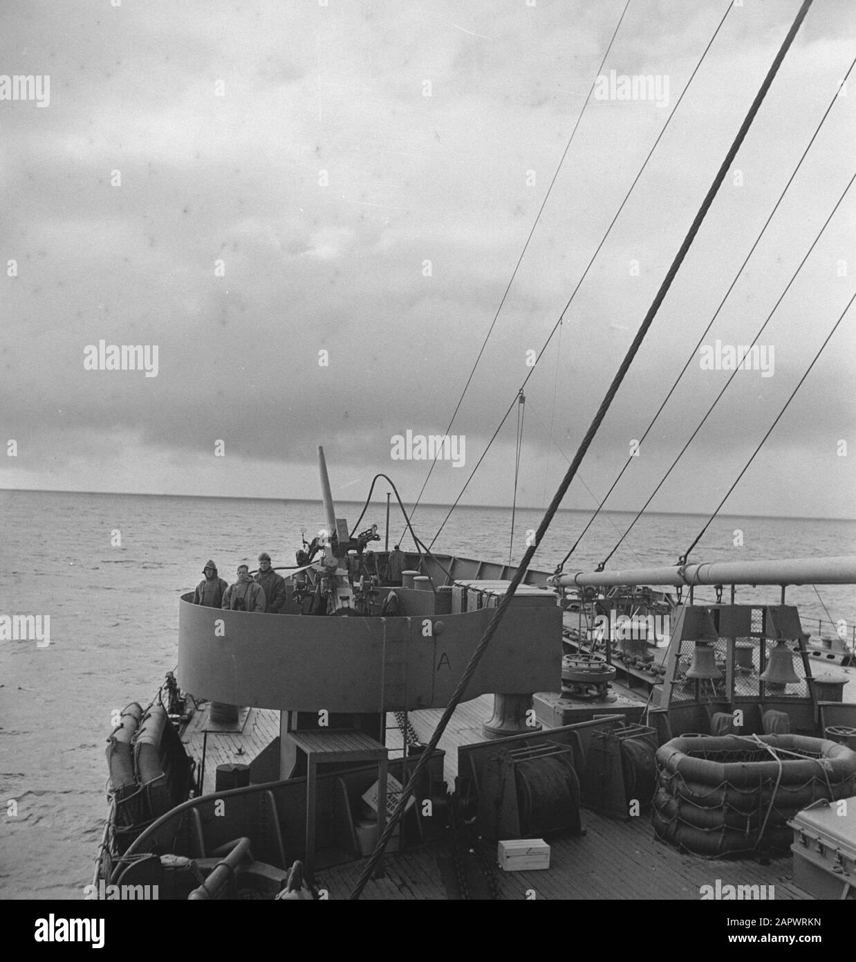 Mn [Marine marchande]/Anefo London series [navire de passagers néerlandais en service pour le transport de troupes] Légende : un des nids d'armes Date : mai 1944 lieu : Canada mots clés : artillerie, flottilles de marchands, marine, navires de passagers, navires, seconde Guerre mondiale Banque D'Images