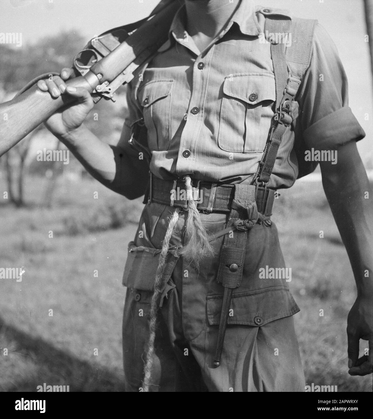 T.V.A. [Soldat néerlandais avec canon sur l'épaule. Sur sa ceinture de  ficelage une corde d'extrémité du soi-disant nœud Aceh] [Dans cette image  on peut voir le résultat après que le nœud a