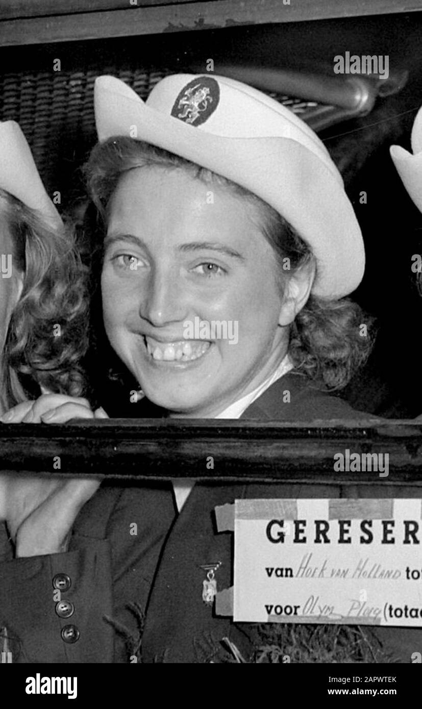 Nettie Witziers-Timmerde équipe néerlandaise de 4 x 100 m, champion olympique de 1948 à Londres. Arrivée à Hoek van Holland. V. s.nr. Xenia Stad-De Jong, Nettie Witziers-Timmer, Gerda Van Der Kade-Koudijs Et Fanny Blankers-Koen. Banque D'Images