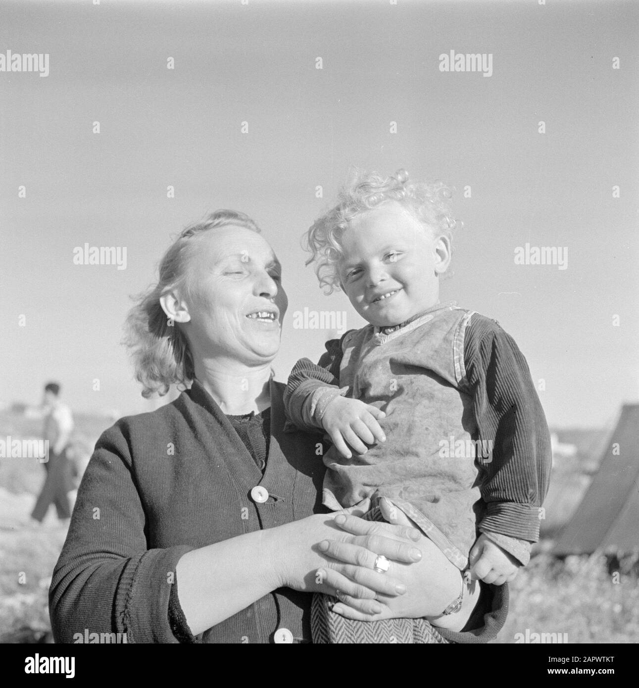 Israël 1948-1949 nouvel émigrant arrivé avec un enfant au bras dans le camp de transit St. Lucas à Haïfa Date : 1948 lieu : Haïfa, Israël mots clés : émigrants, camps, enfants Nom de l'institution : Saint Lucas Banque D'Images