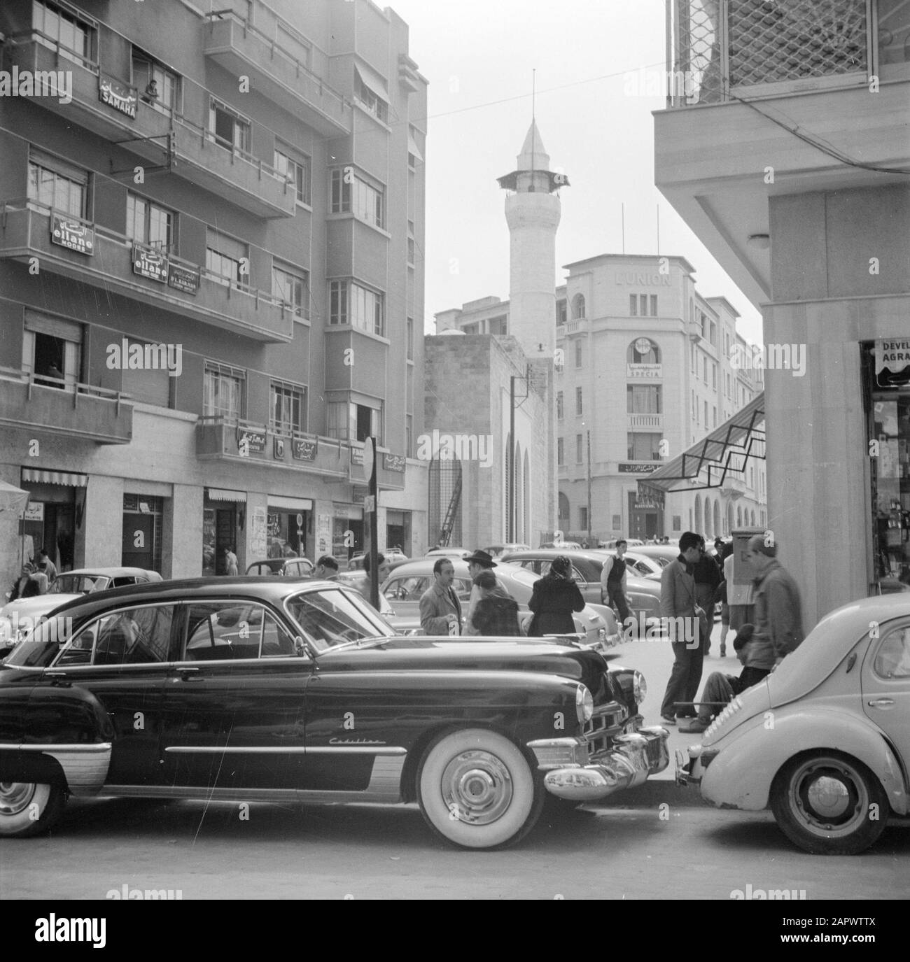Moyen-Orient 1950-1955 : Liban Nouveau district de construction et mosquée à Beyrouth Date : 1950 lieu : Beyrouth, Liban mots clés : voitures, minarets, mosquées, images de rue Banque D'Images
