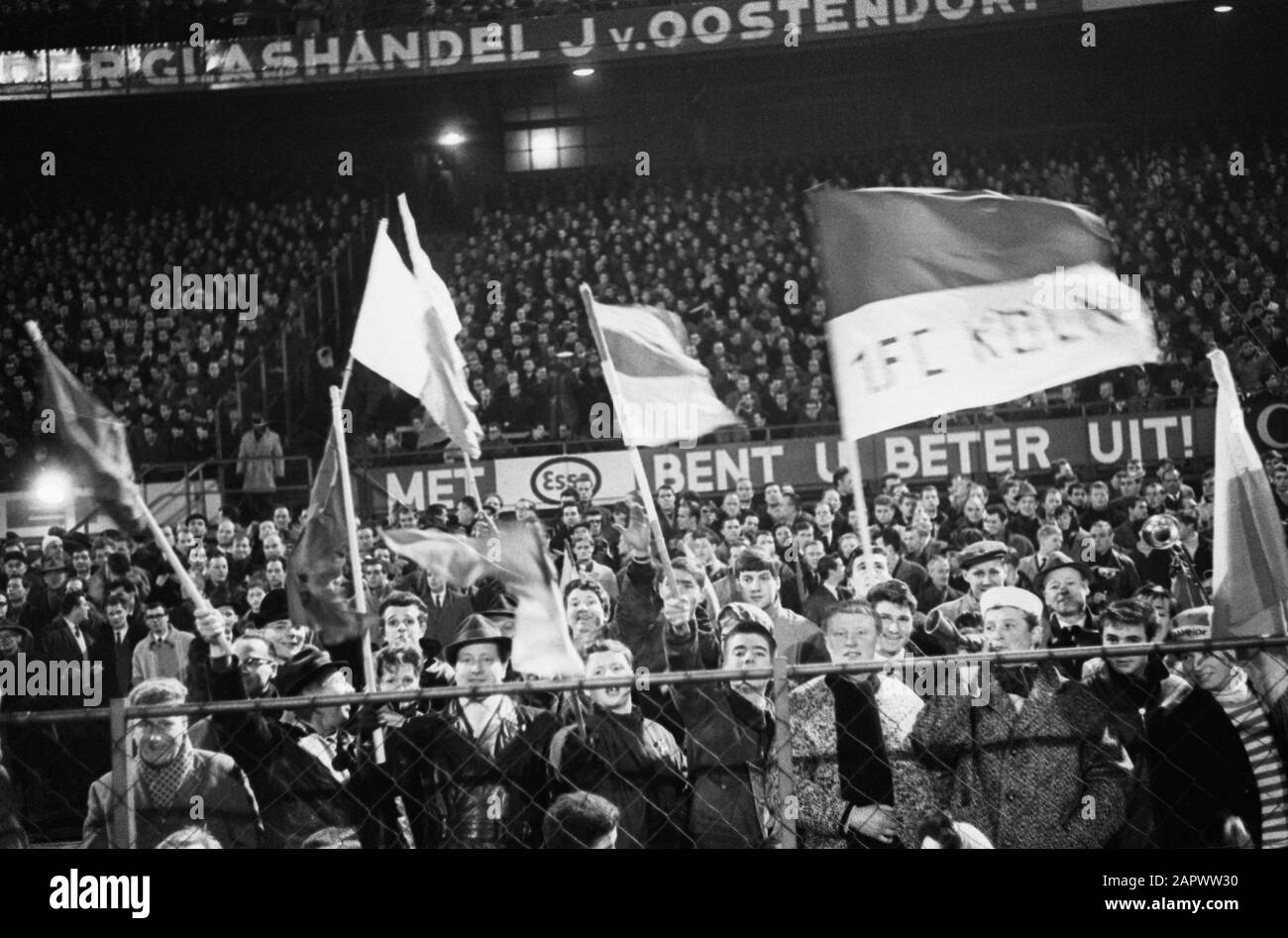 FC Koln contre Liverpool 2-2, à Feyenoordstadion, partisans du FC Koln avec drapeaux et bannières; Banque D'Images