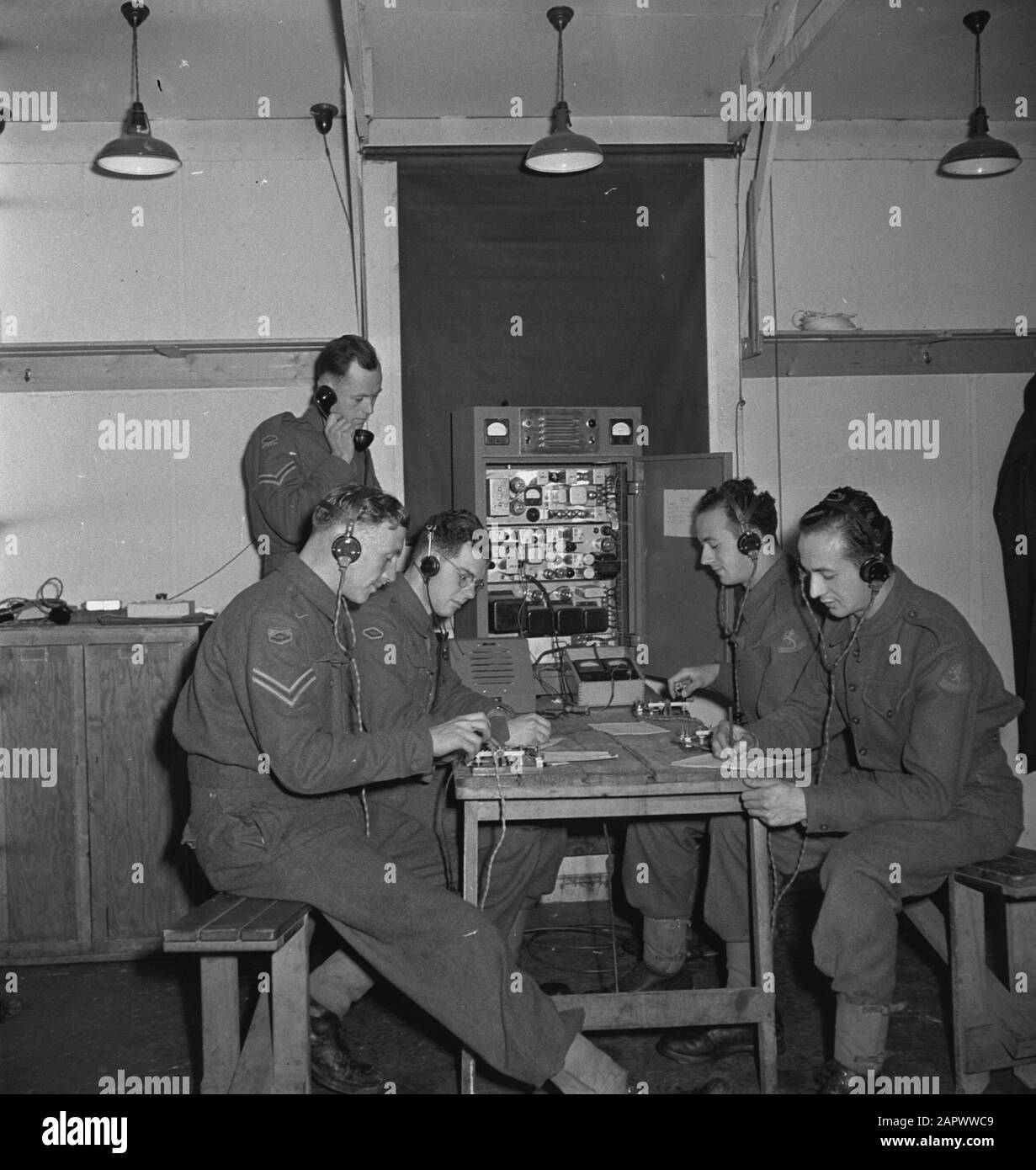 HIE [Pays-Bas en Angleterre]/Anefo série Londres exercice des sections frontales de l'Autorité militaire et du corps d'aide aux femmes pour administrer et permettre aux rapatriés dans la future zone libérée. Les liaisons téléphoniques radio entre 11 stations de contrôle aux frontières sont constamment maintenues en vol Date : juillet 1944 mots clés : communication, militaire, exercices, radio, rapatriement, seconde Guerre mondiale Banque D'Images