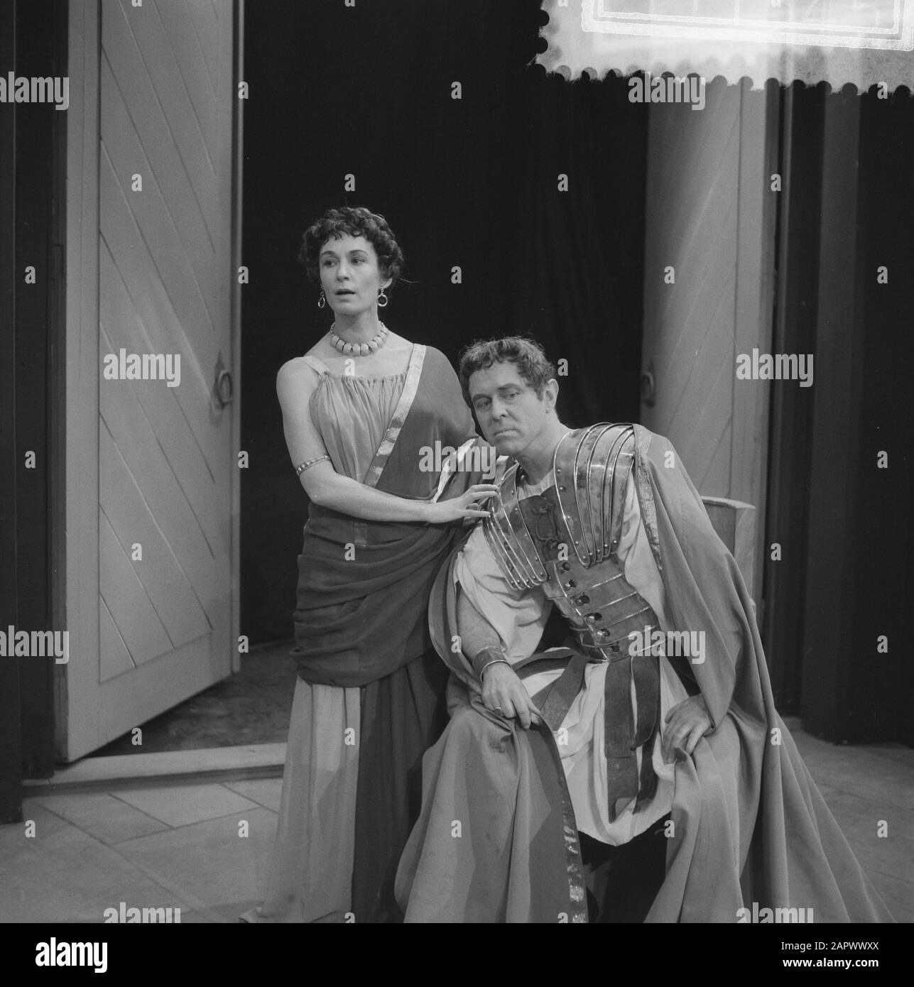 Jeu de télévision Vendredi Saint, Liane Saalborn AS Procula et R. Robels as Pilate Date: 6 avril 1960 mots clés: Acteurs, actrices, télévision, jeux de télévision, scène Nom personnel: Saalborn, Liane, Sobels, Robert Banque D'Images