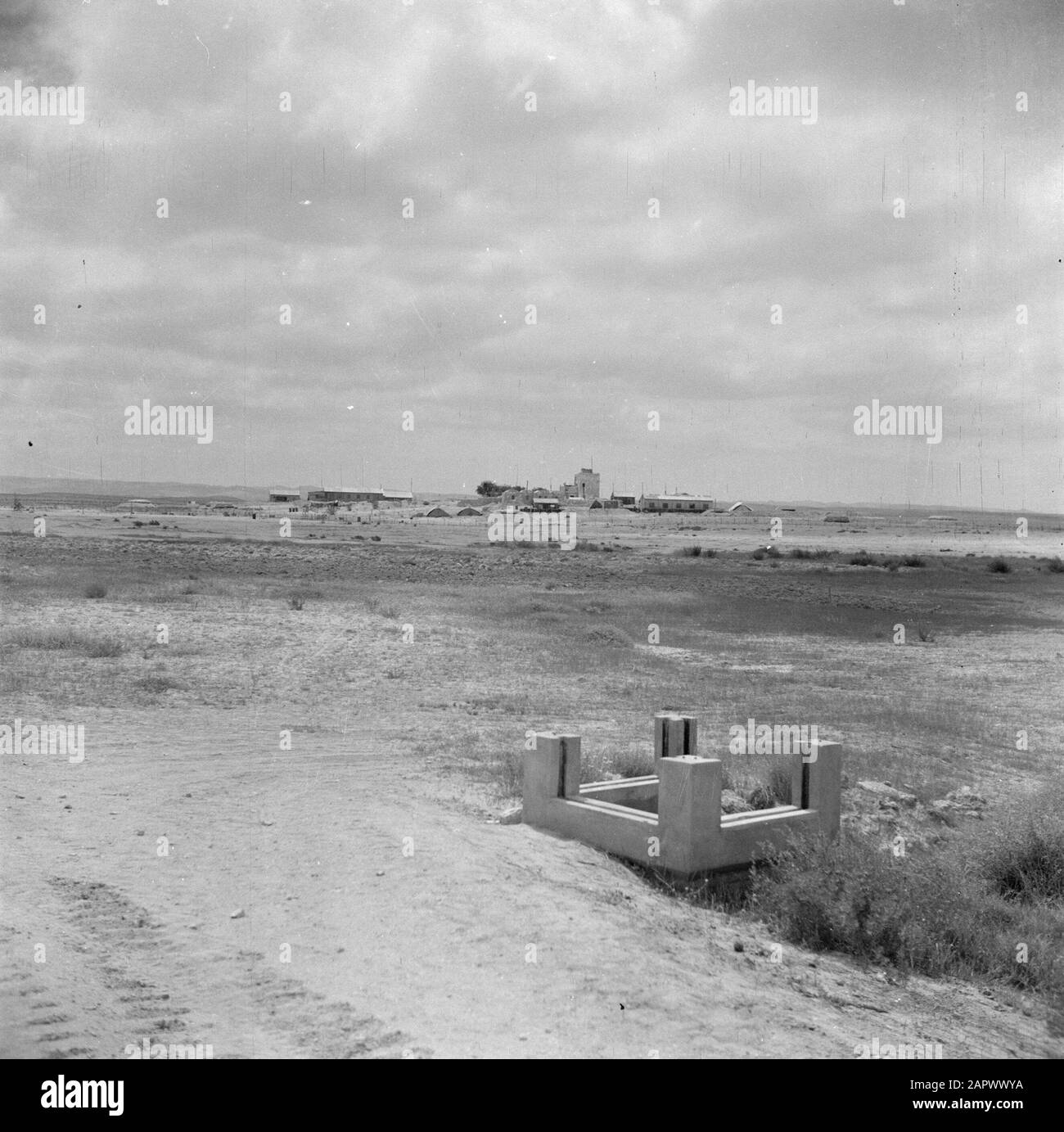 Israël 1948-1949: Désert du Néguev, kibboutz Revivivim partie d'une oeuvre aquatique (premier plan); à l'horizon kibboutz Revivivim Date: 1948 lieu: Israël, Negev mots clés: Travaux d'irrigation, kibboutchs, panoramas, déserts Banque D'Images