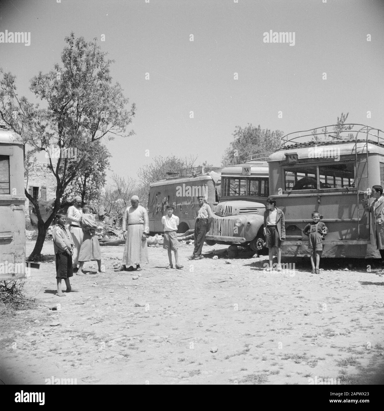 Moyen-Orient 1950-1955 : abris de Jordanie dans le camp de réfugiés Bira près de Naplouse Annotation: Au moment de l'enregistrement, cet endroit était en Jordanie Date: 1950 lieu: Palestine, Jordanie, Naplouse mots clés: Autobus, camps, réfugiés, maisons Banque D'Images