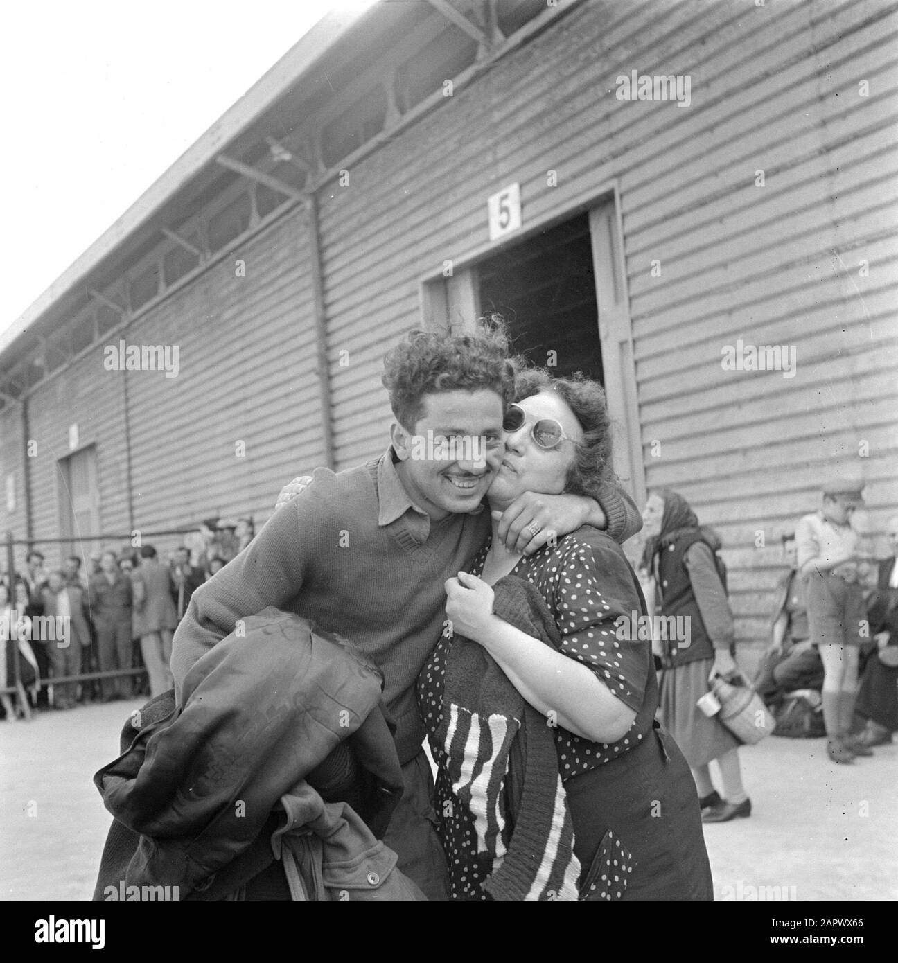 Israël 1948-1949 Débarquement des émigrants (pétrole) de Bulgarie du navire de transport Bulgarie dans le port de Haïfa. Mère et fils après de nombreuses années réunifiée Date: 1948 lieu: Haïfa, Israël mots clés: Salutations, émigrants, ports, expédition, moyens de transport Banque D'Images