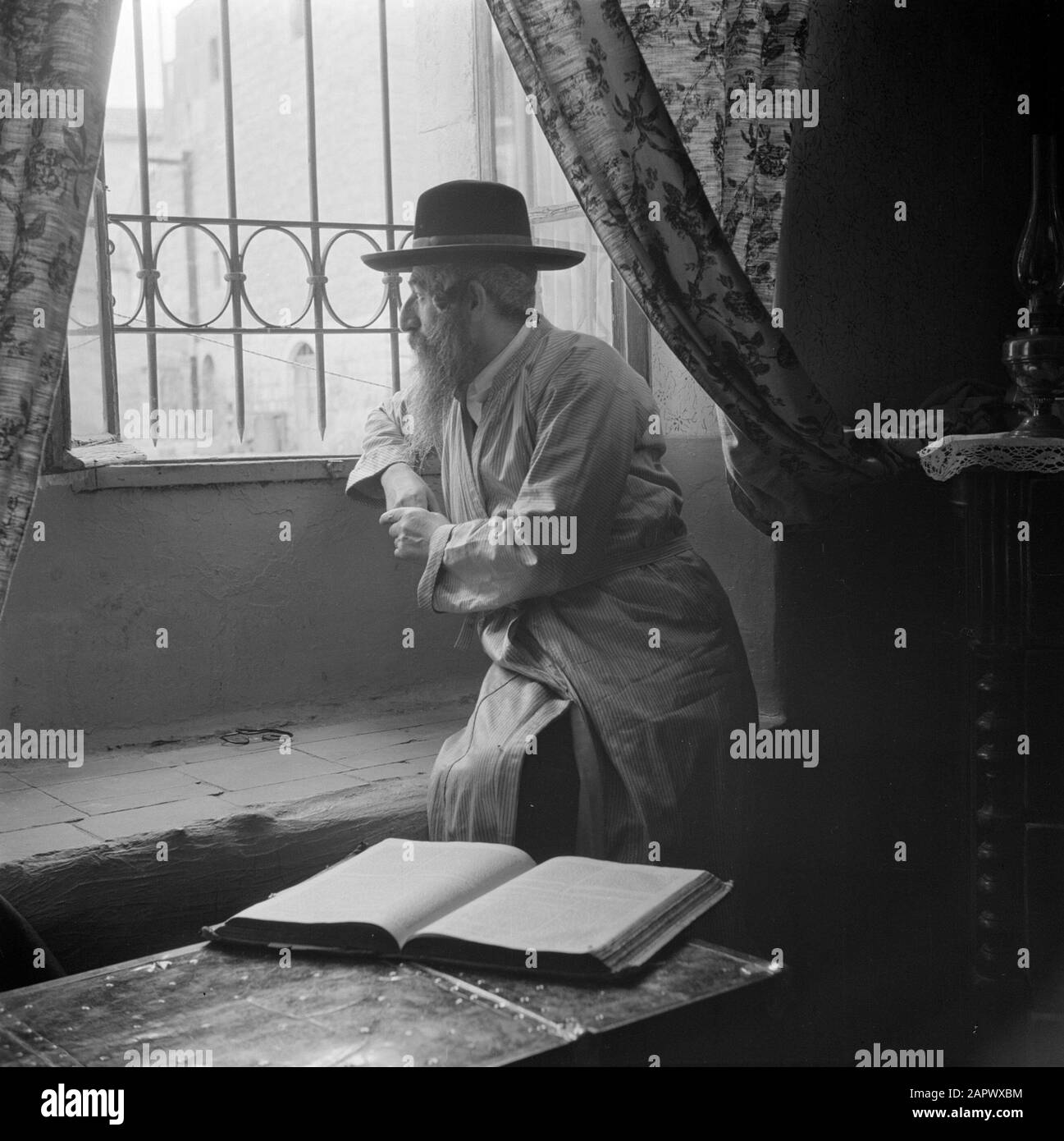 Israël 1948-1949: Le rabbin et le scribe d'Europe de l'est de Jérusalem dans le district de Mea Shearim, assis par une fenêtre Date: 1948 lieu: Israël, Jérusalem, Mea Shearim mots clés: Barbes, livres, coiffures, rabbis, fenêtres Banque D'Images