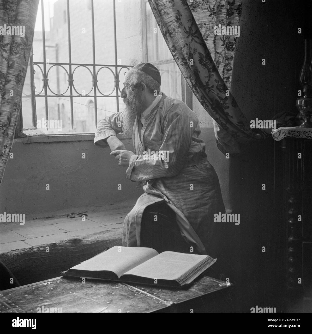 Israël 1948-1949: Le rabbin et le scribe d'Europe de l'est de Jérusalem dans le district de Mea Shearim, assis par une fenêtre Date: 1948 lieu: Israël, Jérusalem, Mea Shearim mots clés: Barbes, livres, coiffures, rabbis, fenêtres Banque D'Images