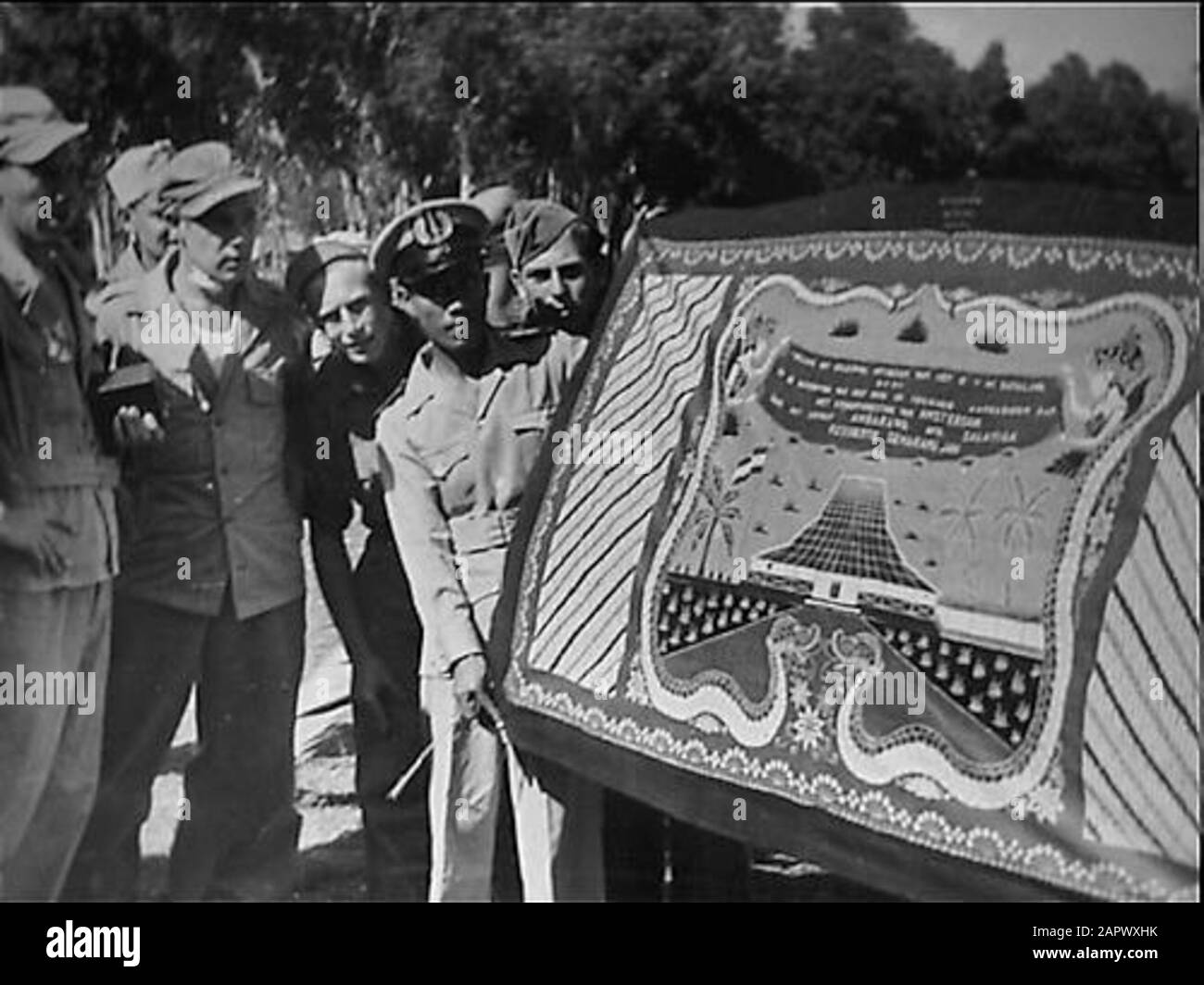 Le samedi 19 juin 1948 a eu lieu à Ambarawa le transfert de commandement du bataillon 2-7 R.I. au 5ème Bataillon Shock. Date: 19 juin 1948 lieu: Ambarawa, Indonésie, Indonésie, Indes orientales néerlandaises mots clés: Bataillons, batiks, transferts de commandement Nom personnel: 5ème Bataillon Shottroupes Banque D'Images