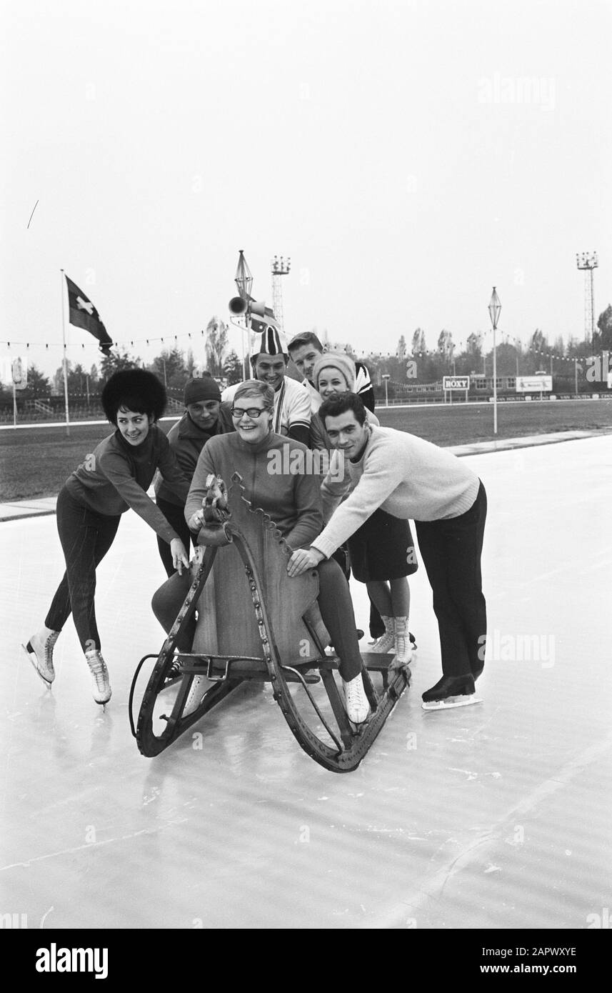 Ouverture De Jaap Eden Ice Rink Avec J. Haanappel, Ada Kok Gerben Karsten, Henk Van De Grift, Marika Kilius, H. Jurgen Baumler Date : 28 Octobre 1964 Mots Clés : Ouvertures, Patineurs Nom Personnel : Gerben Karsten, H. Jurgen Baumler, J. Haanappel, Kilius, Marika, Kok, Ada Banque D'Images