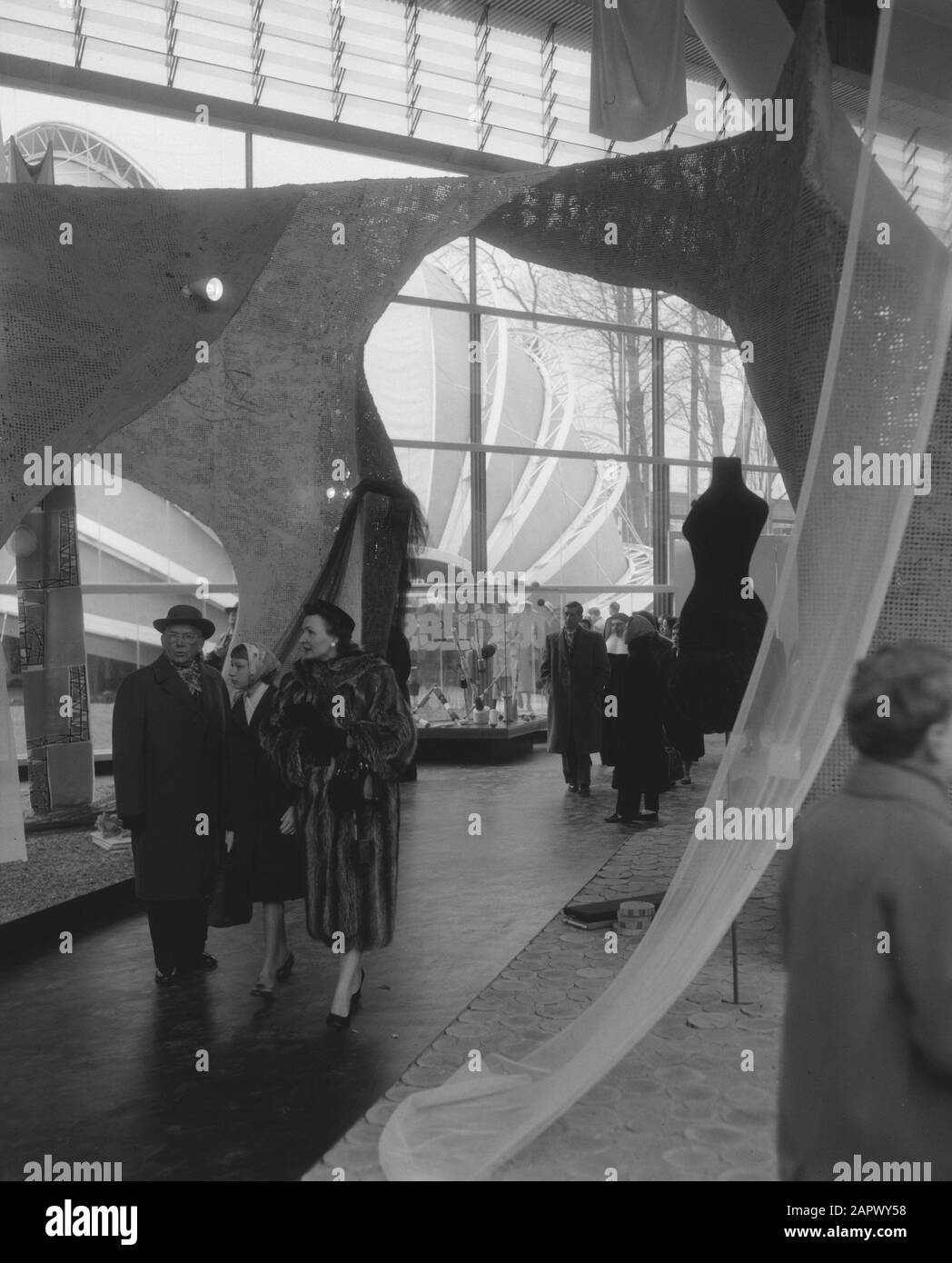 Ouverture de l'exposition universelle Expo à Bruxelles, visiteurs dans le pavillon Date: 17 avril 1958 lieu: Bruxelles mots clés: Visiteurs, ouvertures, pavillons, expositions mondiales Nom de l'institution : Expo Banque D'Images