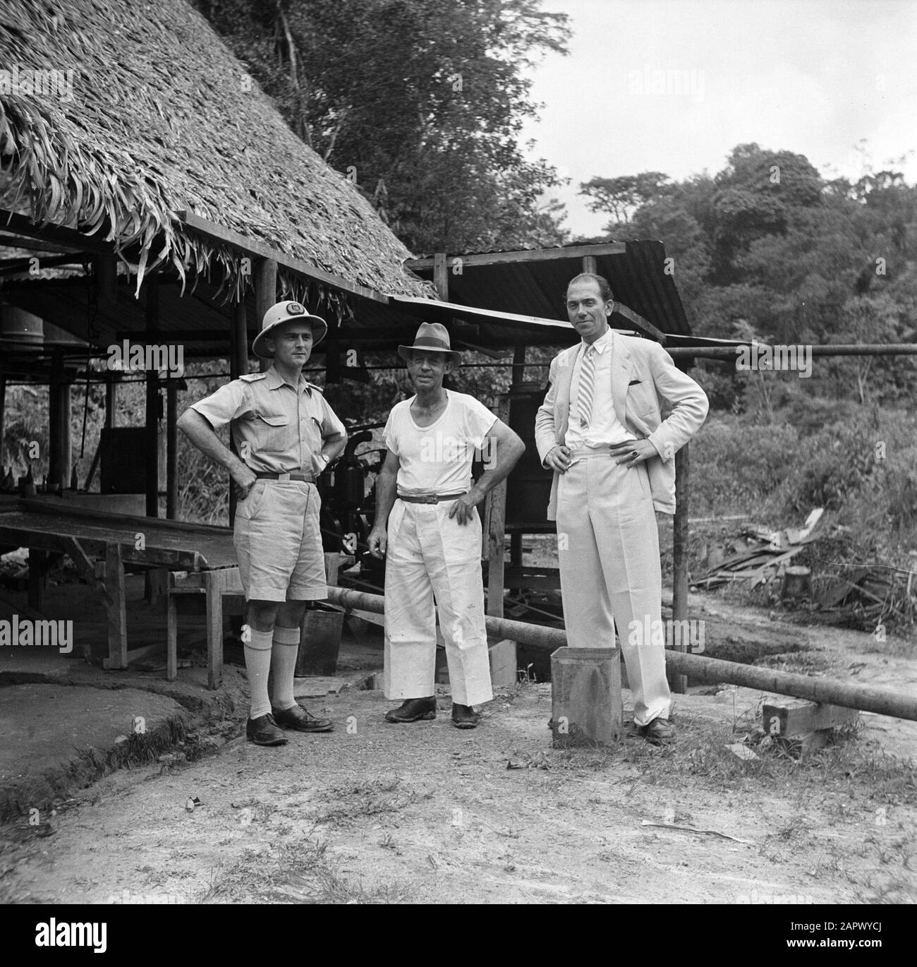 Voyage au Suriname et au superviseur des Antilles néerlandaises Sewell (au milieu) avec M. Meulman (à droite) et Michels à la mine d'or de Jong Zuid Date : 1947 lieu : de Jong Zuid, Suriname mots clés : prospecteurs, journalistes, mine Nom personnel : Sewell, [.]; Banque D'Images