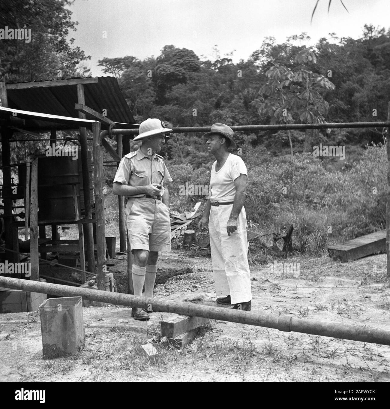 Voyage au Suriname et au superviseur des Antilles néerlandaises Sewell (à droite) de la mine d'or à de Jong Zuid avec M. Michels Date: 1947 lieu: De Jong Zuid, Suriname mots clés: Or diggers, mines Nom personnel: Sewell, [.] /Michels, [.] Banque D'Images