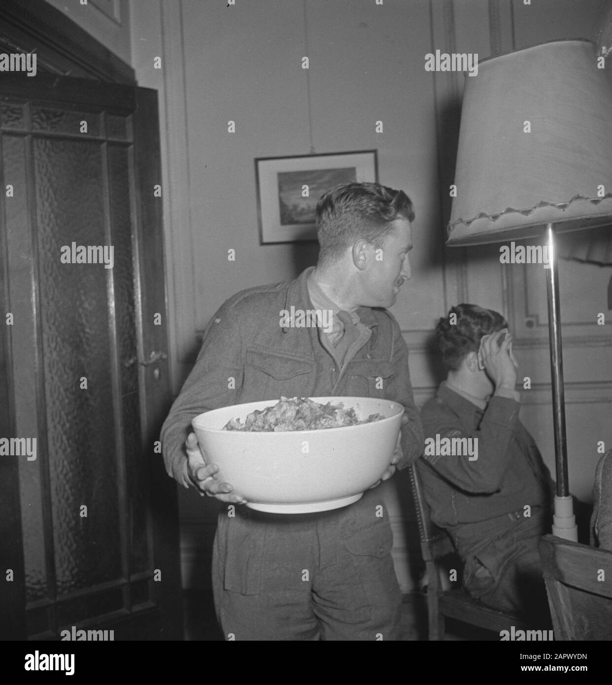 HIE [Pays-Bas en Angleterre]/Anefo série Londres Oranjehaven, le club anglais des marins à Londres. Homme avec bol avec salade Date: 1944 lieu: Grande-Bretagne, Londres mots clés: Clubs, nourriture, repas, militaire, seconde Guerre mondiale Nom de l'institution: Oranjehaven Banque D'Images
