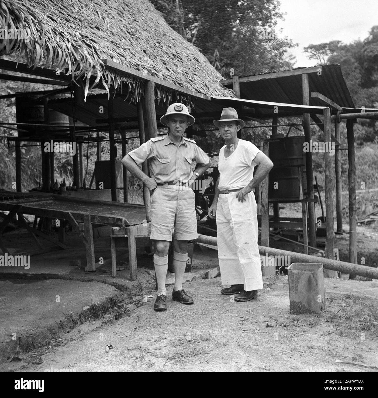 Voyage au Suriname et au superviseur des Antilles néerlandaises Sewell (à droite) de la mine d'or à de Jong Zuid avec M. Michels Date: 1947 lieu: De Jong Zuid, Suriname mots clés: Mineurs d'or, journalistes Nom personnel: Sewell, [.] /Michels, [.] Banque D'Images