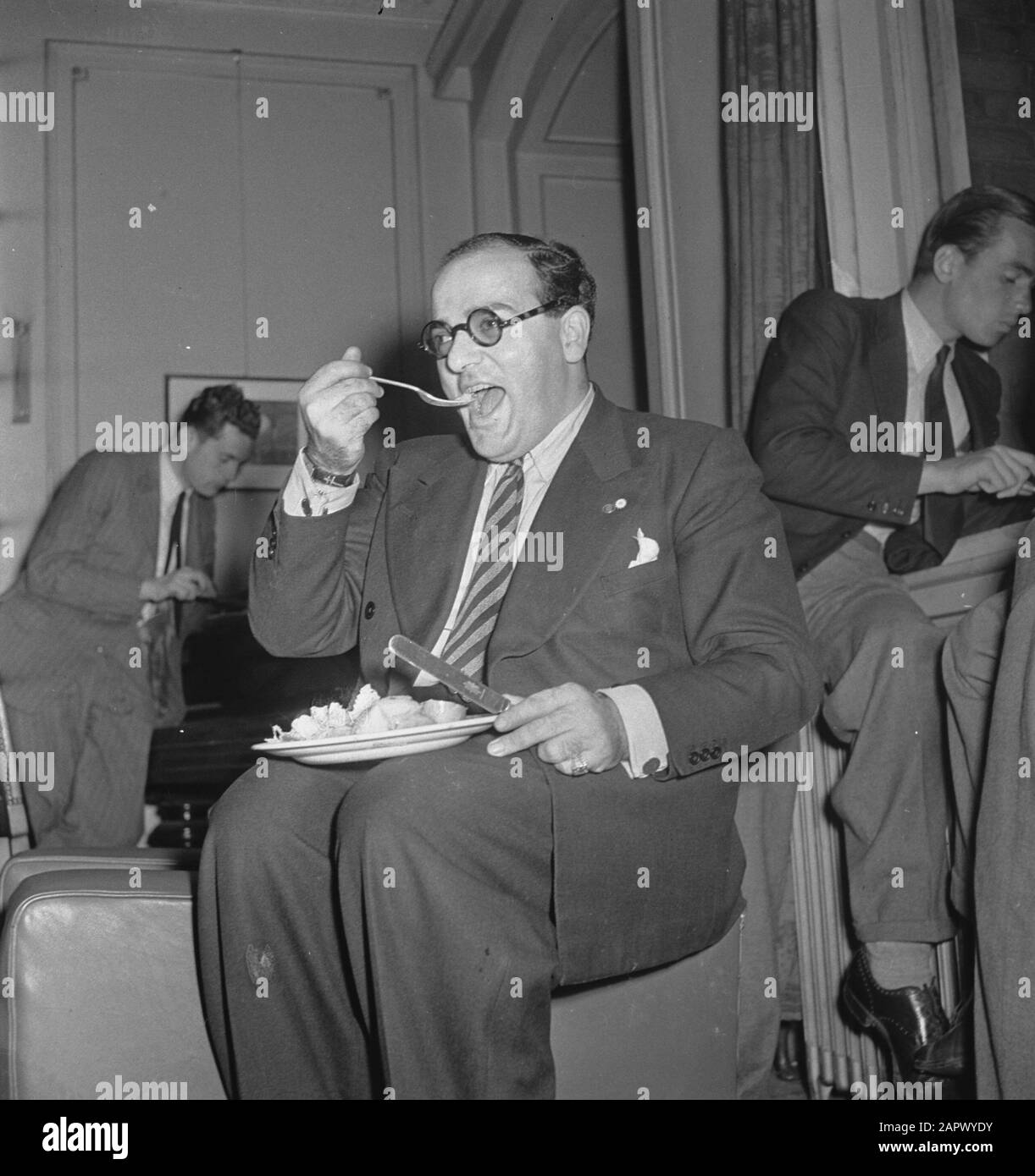 HIE [Pays-Bas en Angleterre]/Anefo série Londres Oranjehaven, le club anglais des marins à Londres. L'homme mange avec la plaque sur le tour Date: 1944 lieu: Grande-Bretagne, Londres mots clés: Clubs, repas, World War II Nom de l'institution: Oranjehaven Banque D'Images