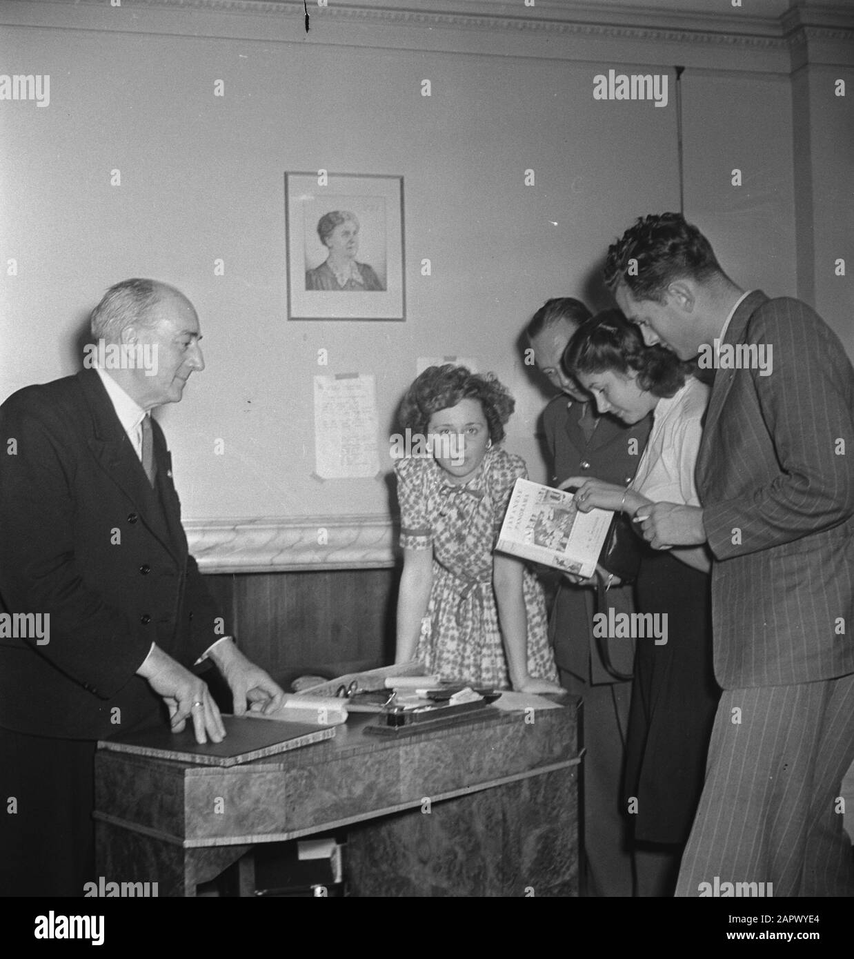 HIE [Pays-Bas en Angleterre]/Anefo série Londres Oranjehaven, le club anglais des marins à Londres. Date: 1944 lieu: Grande-Bretagne, Londres mots clés: Livres, clubs, World War II Nom de l'institution: Oranjehaven Banque D'Images