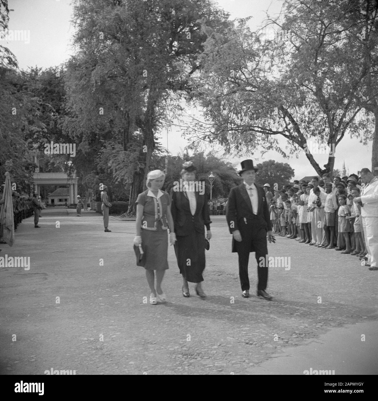 Voyage au Suriname et aux Antilles néerlandaises ancien gouverneur intérimaire Maarten de Not, sa femme (ou fille) et Mme Brons (milieu) passent la garde d'honneur sur le chemin de l'annotation du Parlement : M. Maarten de Nie était gouverneur par intérim du Suriname en 1945-1946 (plus tard aussi en 1948 et 1949). Date: 1947 lieu: Paramaribo, Suriname mots clés: Gouverneurs, public Nom personnel: Not, Maarten de Banque D'Images