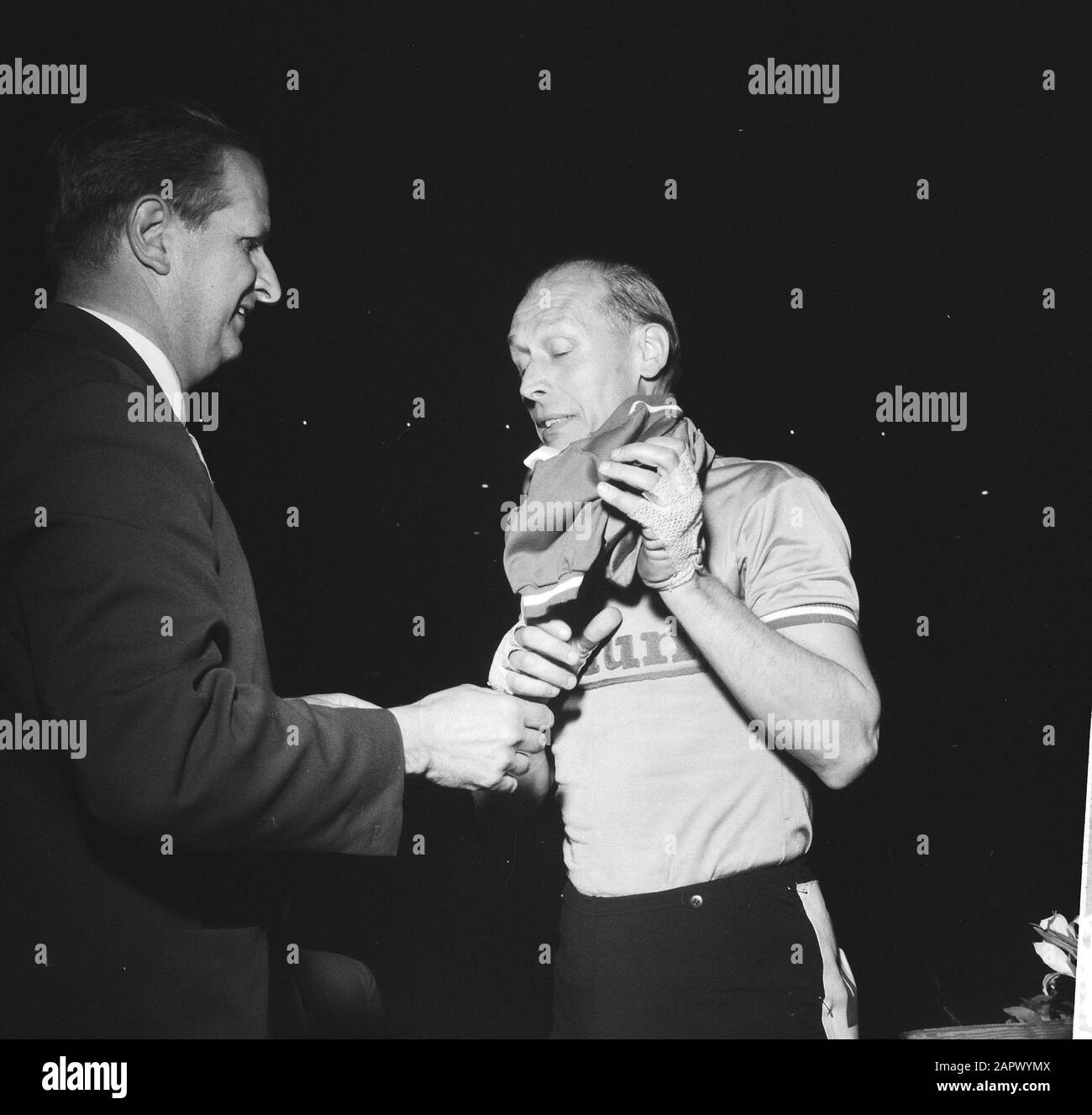 Jan Derksen champion néerlandais de sprint pour le onzième mois Date: 2 juin 1960 mots clés: Sprint Champions Nom personnel: Derksen, Jan Banque D'Images