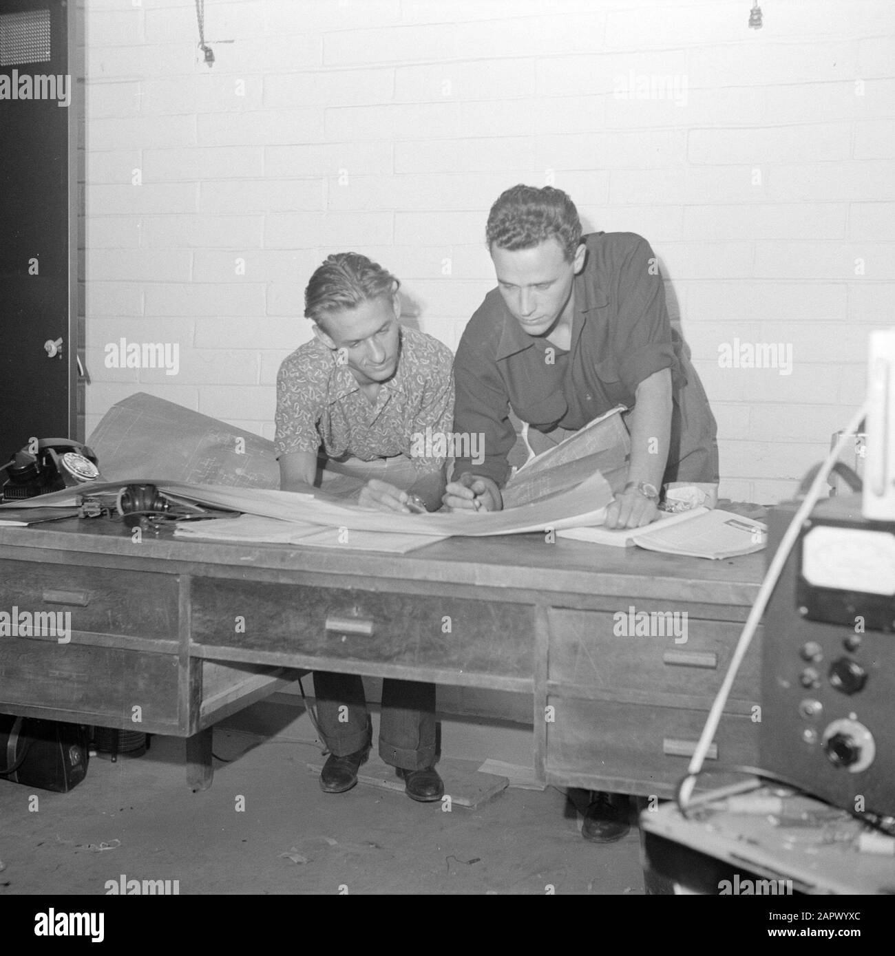 Moyen-Orient 1950-1955 : Liban consultation dans la salle de contrôle du terminal de Tap-Line près de Saida Date: 1950 lieu: Liban mots clés: Contrôles, installations, terminaux Nom personnel: Eysden, Frans van, Gubits, George Banque D'Images