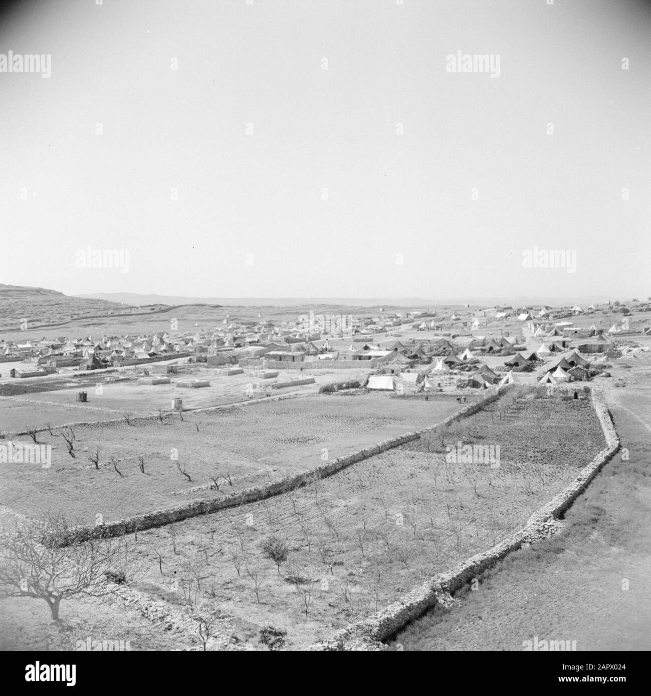 Moyen-Orient 1950-1955 : Jordanie vue d'ensemble du camp de réfugiés Amari près de Ramallah Annotation: Au moment de l'enregistrement, ce lieu était en Jordanie Date: 1950 lieu: Palestine, Jordany, Ramallah mots clés: Camps, réfugiés Banque D'Images