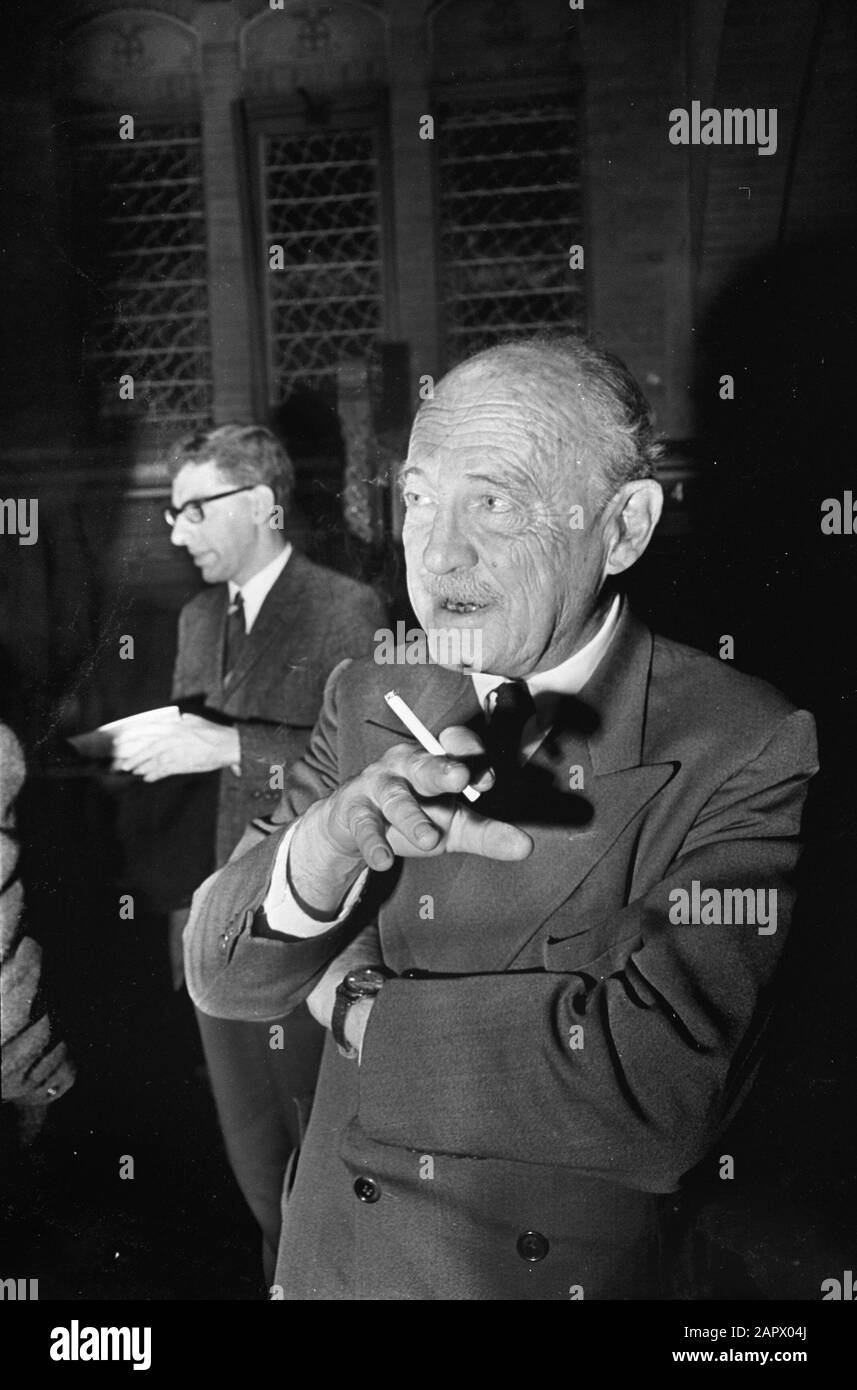 Apprentissage Chinaweek (Ti-ch'in) aux Koopmansbeurs. Professeur Owen Latc. Date 13 octobre 1967 Owen Lattiomore pendant Ti-ch'in (Teach-in sur la Chine) dans les Koopmansbeurs, Amsterdam (Pays-Bas): Ouvert le 13 mai 1967 à Ti-ch'in (Teach-in sur la Chine) Koopmansbeurs, Амстердам; Banque D'Images