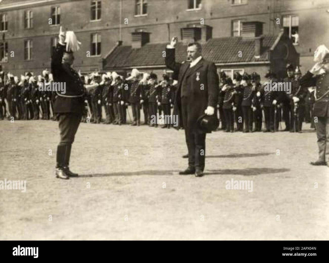 Dans le contexte d'une caserne et d'une ligne de soldats de la salatation, se tient l'ancien sergent du K.N.I.L. W.A.L. van Waerden qui a reçu l'ordre militaire de William, qui est maintenant sur son manteau. Amsterdam, 1909. Banque D'Images