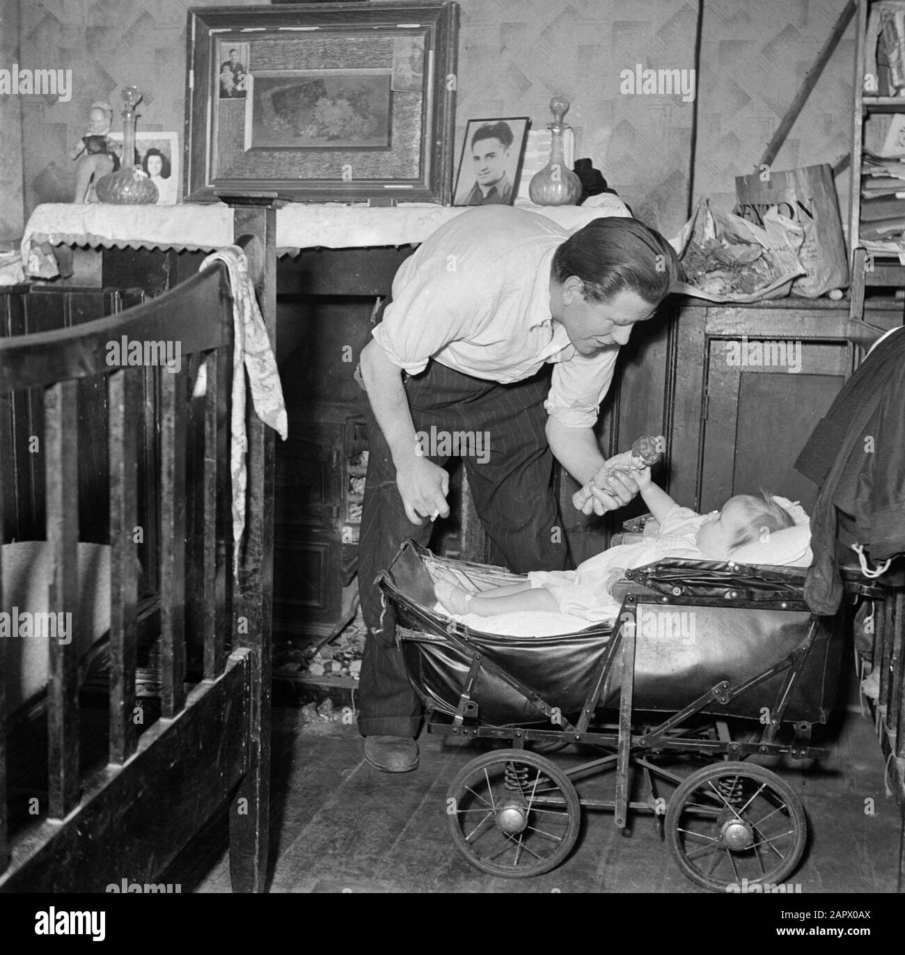 Spivs à Soho, Londres Paddy joue avec son enfant Annotation: Spiv est le mot anglais pour 'guérisseur', 'Sacher'. Le Projet Est Peut-Être Paddy Rush Date: 1947 Lieu: Angleterre, Londres Mots Clés: Intérieurs, Enfants, Black Trade Nom Personnel: Rush, Paddy Banque D'Images