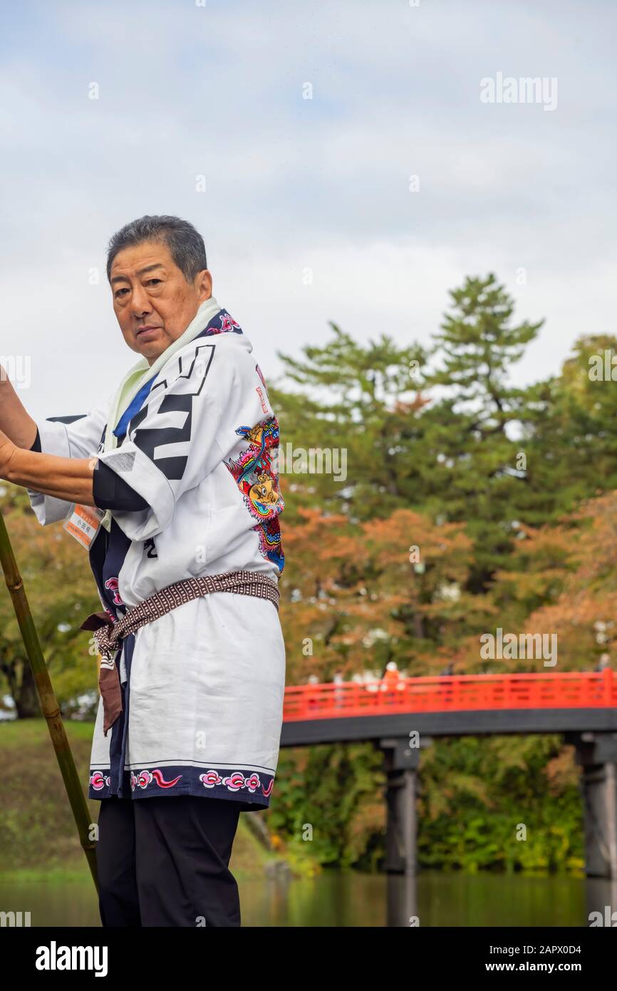 Hirosaki, OCT 26: Un vieil homme avide un bateau dans le Moat sur OCT 26 à Hirosaki, Japon Banque D'Images