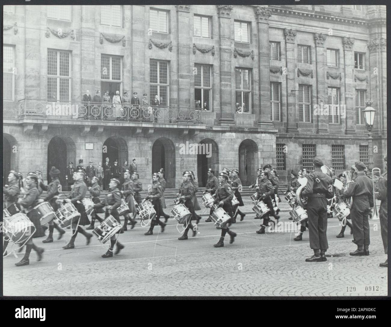 Défilé de troupes canadiennes à Amsterdam pour H.M. Queen Wilhelmina Date : 28 juin 1945 lieu : Amsterdam, Canada mots clés : Queens, maison royale, militaire, parades, seconde Guerre mondiale Nom personnel : Wilhelmina, Reine Banque D'Images