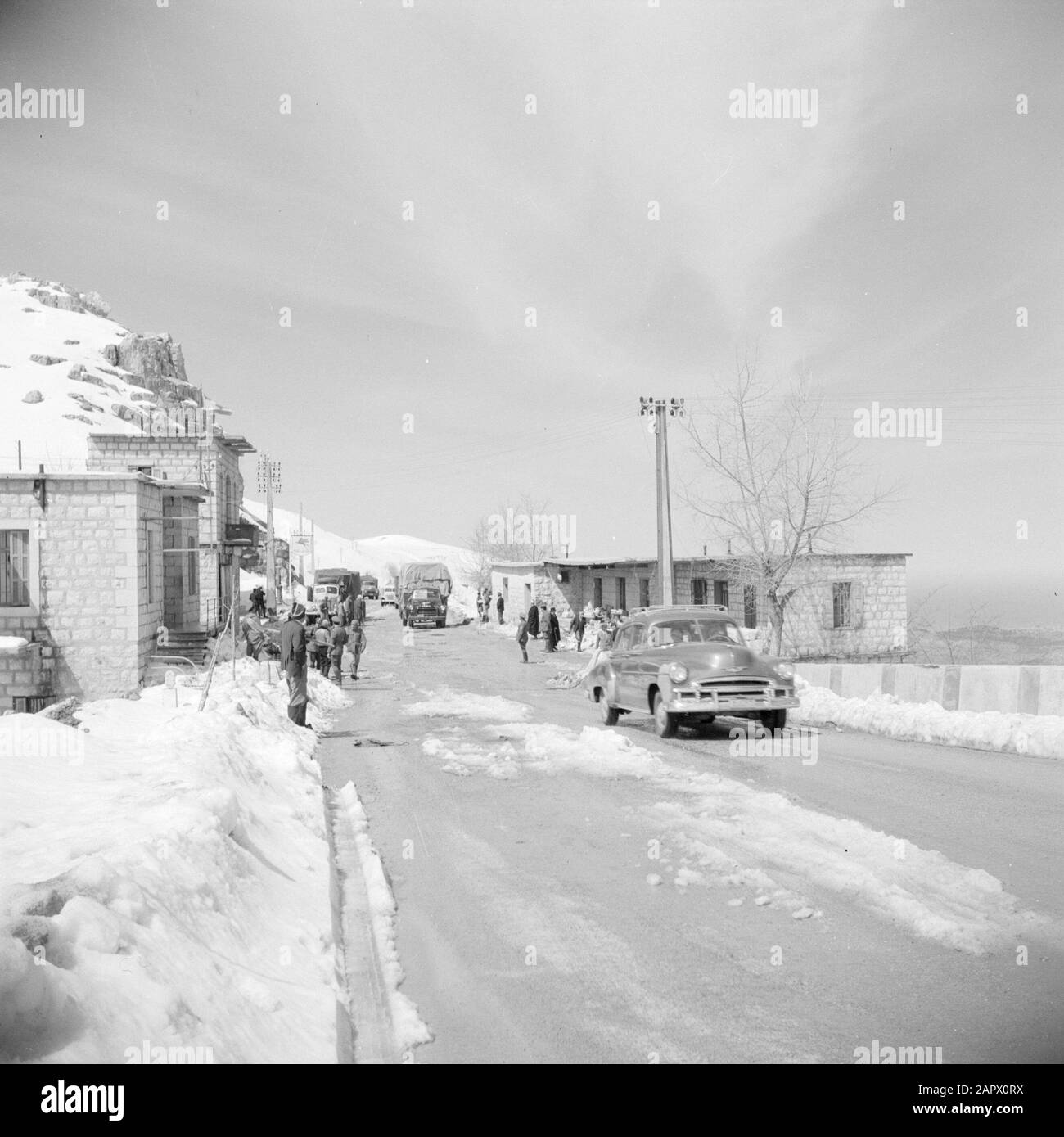 Moyen-Orient 1950-1955 : Liban passez au-dessus du Liban sur la route entre Damas et Beyrouth Date : 1950 lieu : Liban mots clés : voitures, cols de montagne, neige Banque D'Images