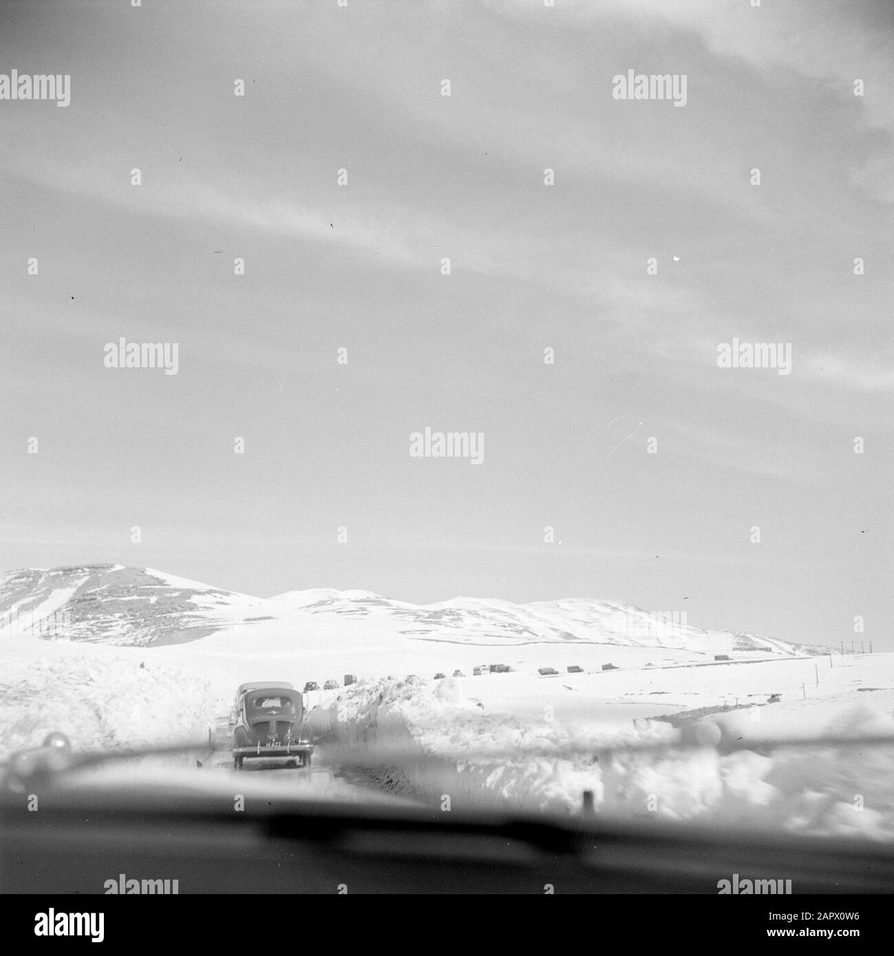 Moyen-Orient 1950-1955 : Liban passez au-dessus du Liban sur la route entre Damas et Beyrouth Date : 1950 lieu : Liban mots clés : voitures, cols de montagne, neige Banque D'Images