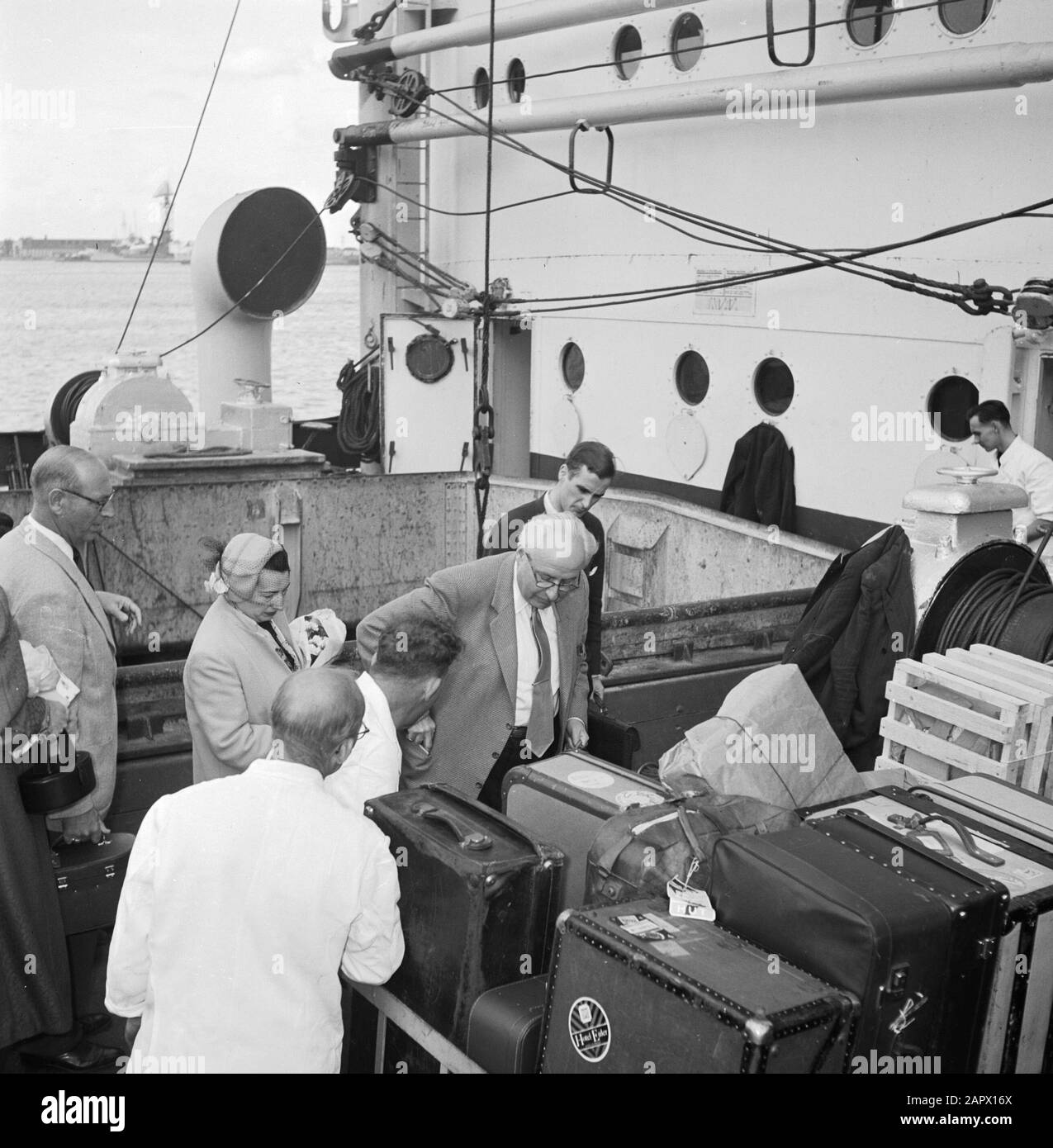 Antilles néerlandaises et Suriname au moment de la visite royale des Passagers de la Reine Juliana et du Prince Bernhard en 1955, y compris William du sondage, vérifier à bord du Nestor dans le port de Willemstad vérifier les bagages à bord. Date: 1955 lieu: Curaçao, Willemstad mots clés: Valises, voyageurs, bateaux Nom personnel: Sondage, William du Banque D'Images