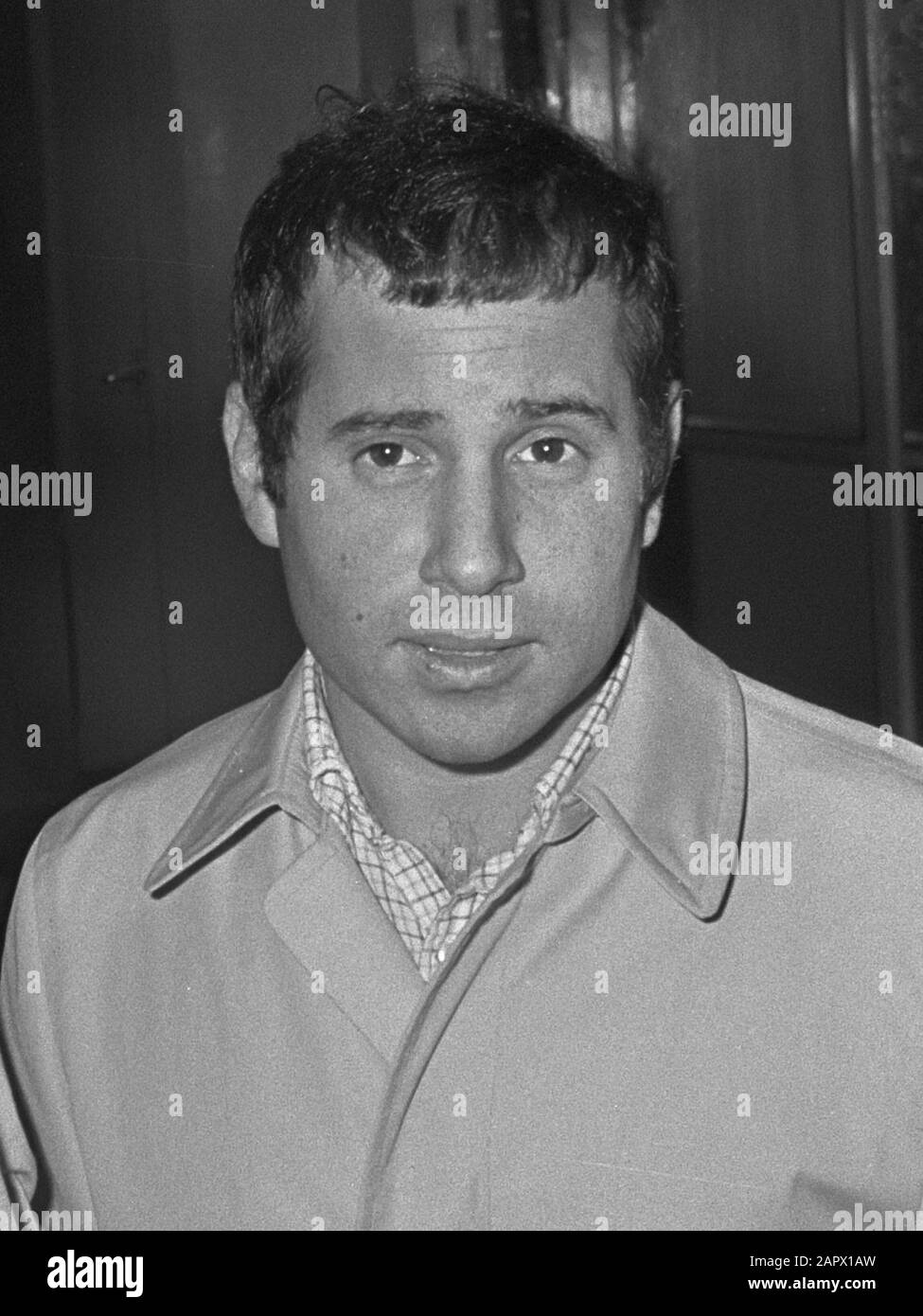 Simon & Garfunkel arrivent à l'aéroport de Schiphol, aux Pays-Bas, en 1966. Banque D'Images