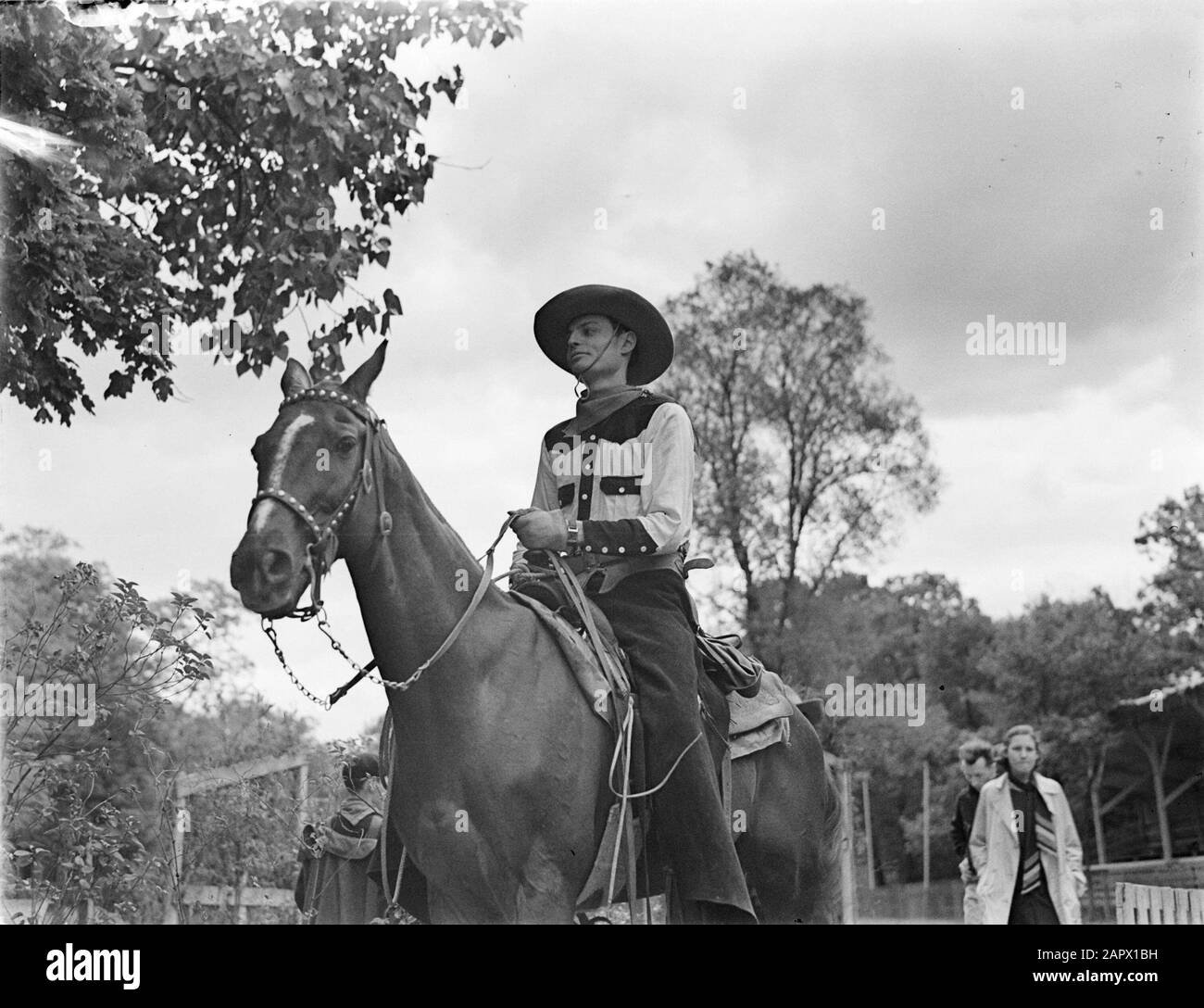 Wakanda Club Paris 1936 - Indiens montre Paul Cozé à cheval avec lasso Date: Mai 1936 lieu: France, Paris mots clés: Cowboys, chevaux Nom personnel: Cozé, Paul Banque D'Images