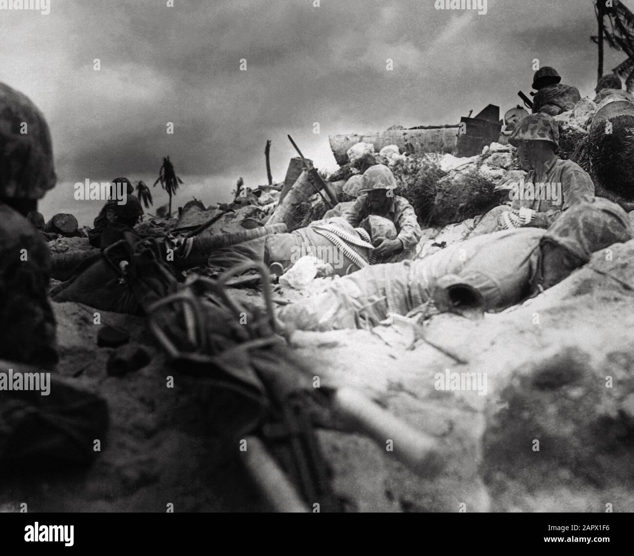 Les marines prennent la couverture derrière un mur de mer sur Red Beach #3, Tarawa. Novembre 1943. (Corps Marin) Banque D'Images
