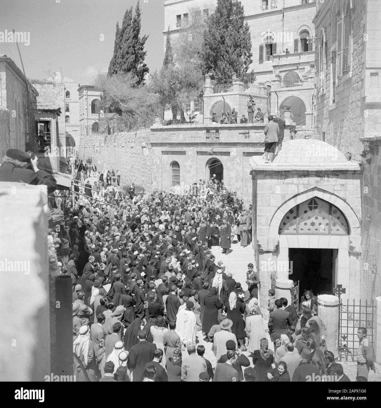 Moyen-Orient 1950-1955 : les pèlerins et les touristes de Jérusalem le vendredi Saint Dans la procession des Crossroads à Jérusalem Annotation: Au moment de l'enregistrement Jérusalem se trouvent en Jordanie Date: 1950 lieu: Israël, Jérusalem, Jordanie mots clés: Pèlerins, images de rue, touristes Banque D'Images