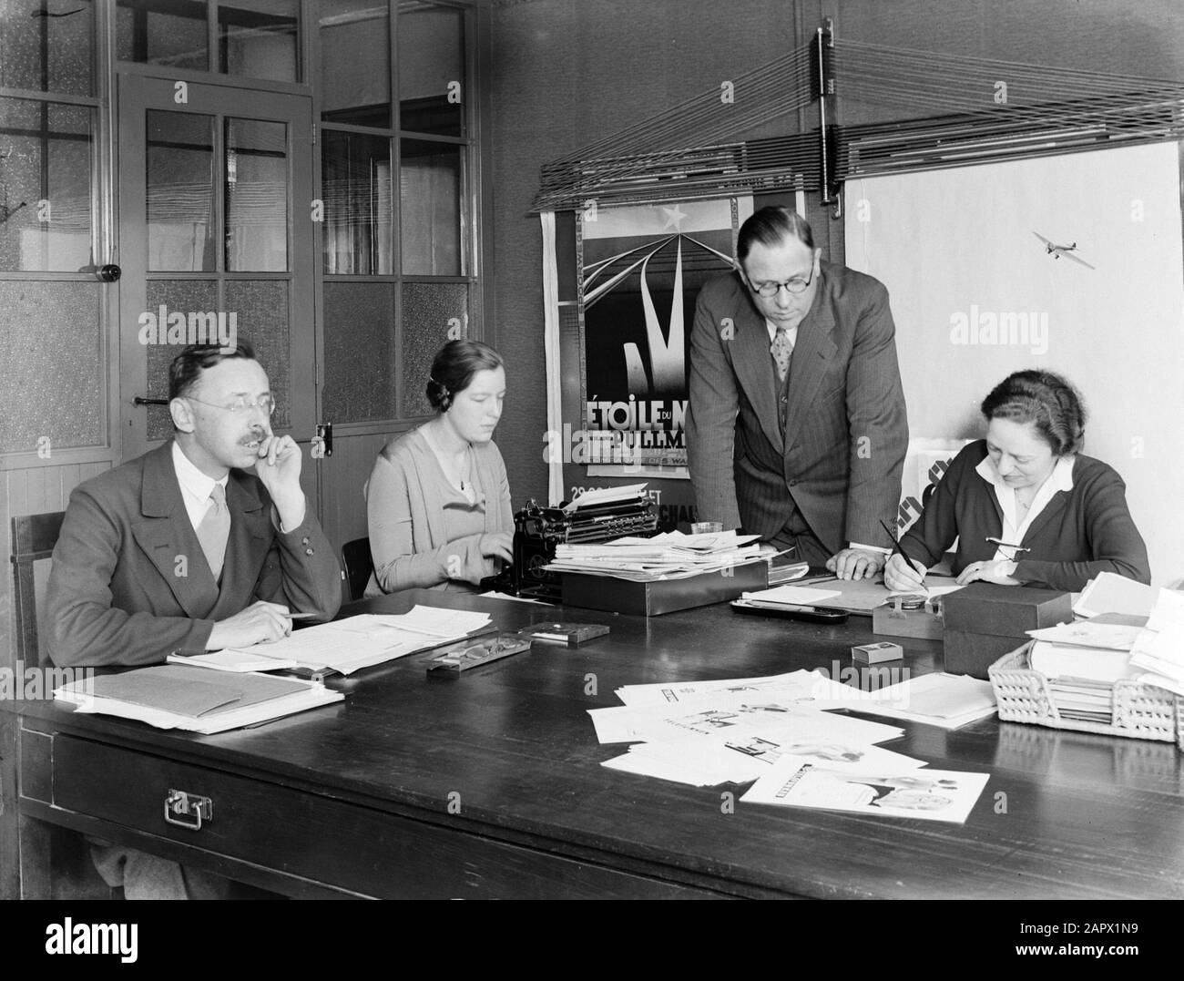 Reportage Nijgh et Van Ditmar Employés de la maison d'édition de gauche à droite: M. Gaastra, Mme Pauw, M. Reitsma, Mme E. Schrijver Date: 1933 lieu: Rotterdam, Zuid-Holland mots clés: Personnes, travail Nom personnel: Peacock, M. Banque D'Images