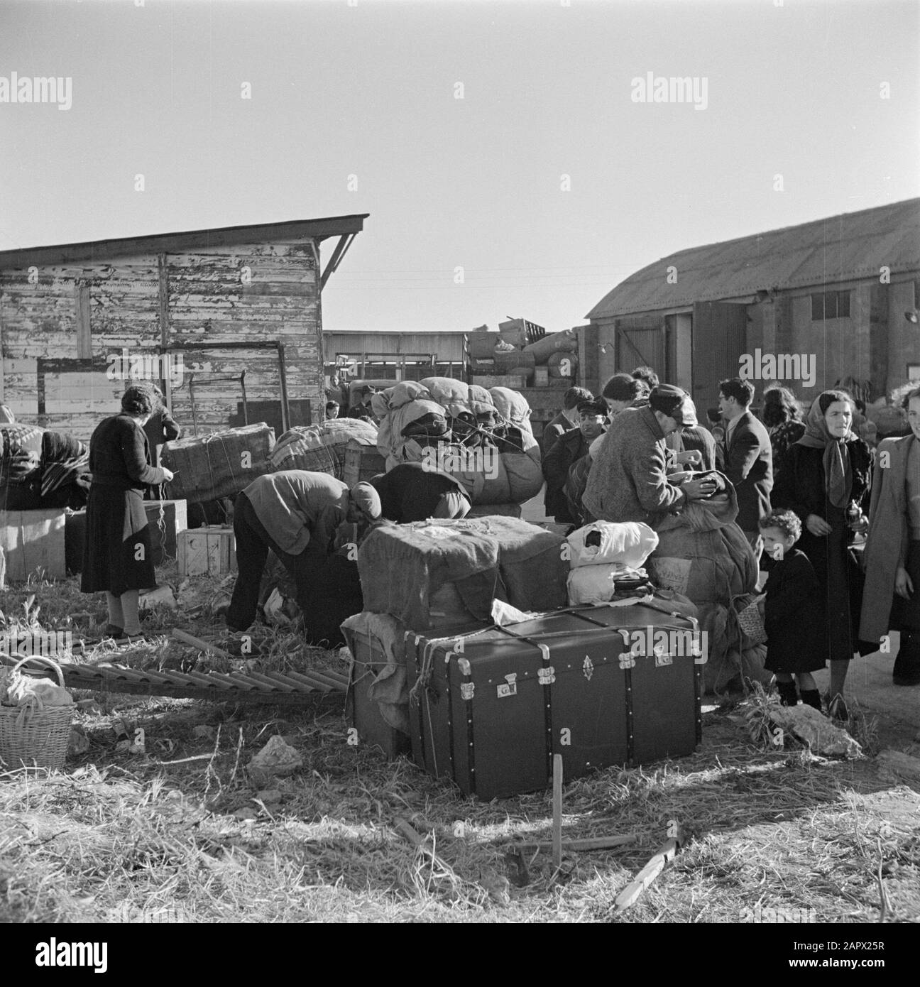 Israël 1948-1949 Nouvelles arrivées (pétrole) dans le camp de transit St. Lucas à Haifa lors du ramassage de leurs bagages dans les chambres d'hébergement Date: 1948 lieu: Haïfa, Israël mots clés: Bagages, casernes, émigrants, camps Nom de l'établissement: Saint Lucas Banque D'Images