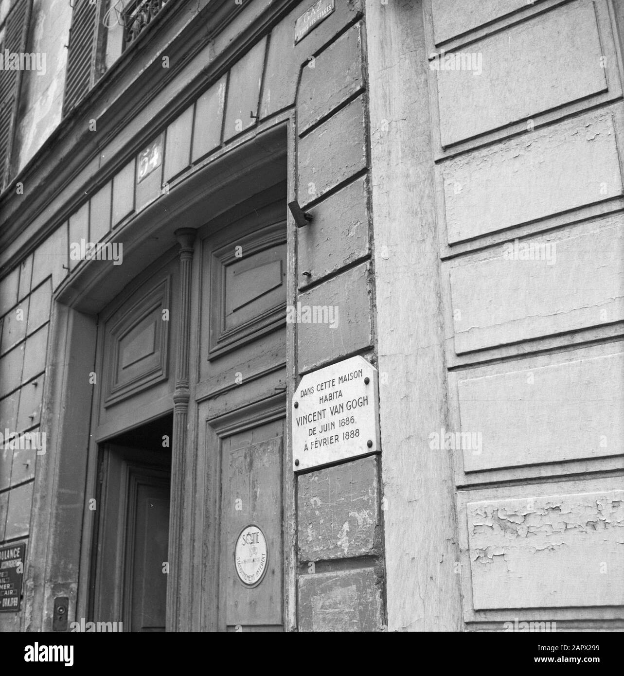 Pariser Bilder [La vie de rue de Paris] Plaquette à côté de la porte de la maison de Vincent van Gogh à la rue Lepic 54 Annotation: Vincent van Gogh a vécu dans la rue Lepic de juin 1886 à février 1888 , avec son frère Theo Datate: Non daté lieu: France, Paris mots clés: portes, monuments commémoratifs, façades, statues de rue, maisons Banque D'Images