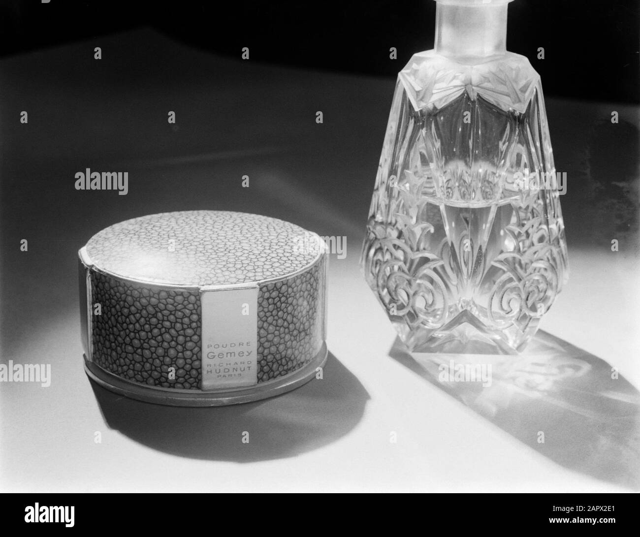 Publicité photographie boîte de poudre et bouteille de parfum par Gemey Date: 1934 lieu: France, Paris Banque D'Images